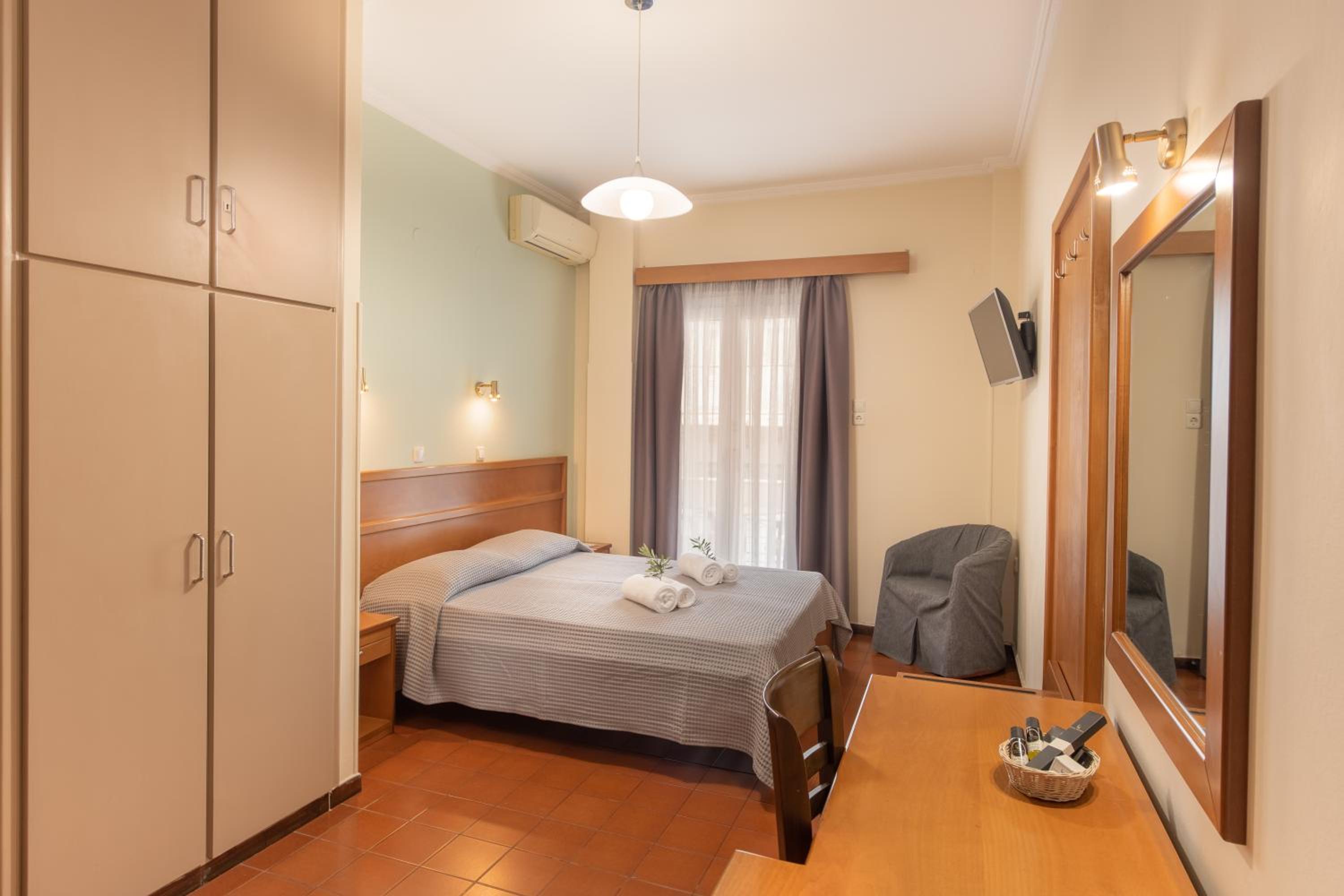 Double or Twin Room with City View photo 2