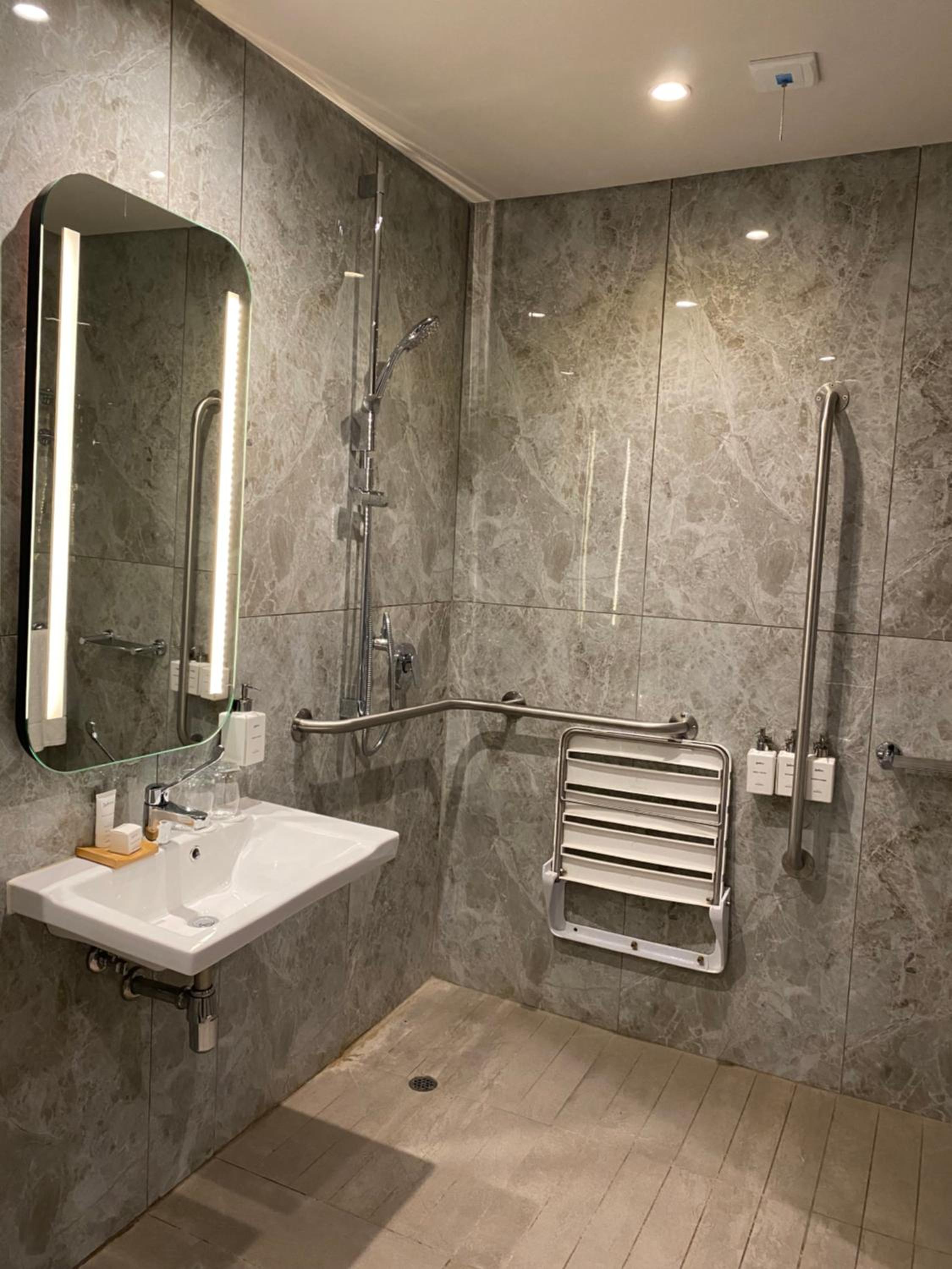 Standard Room thumbnail 5