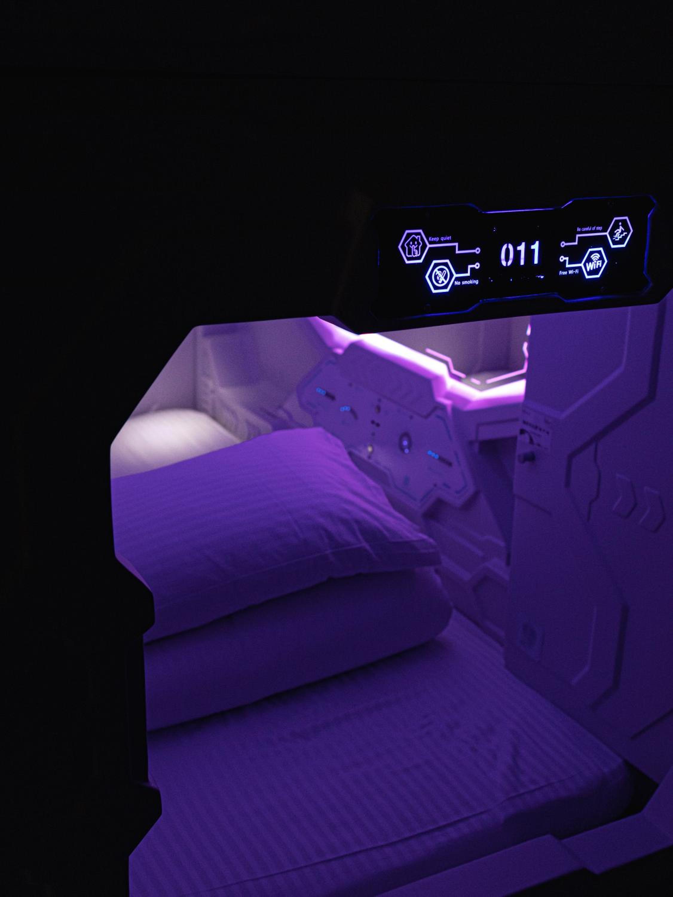 Single Bed in Mixed Dormitory Room
