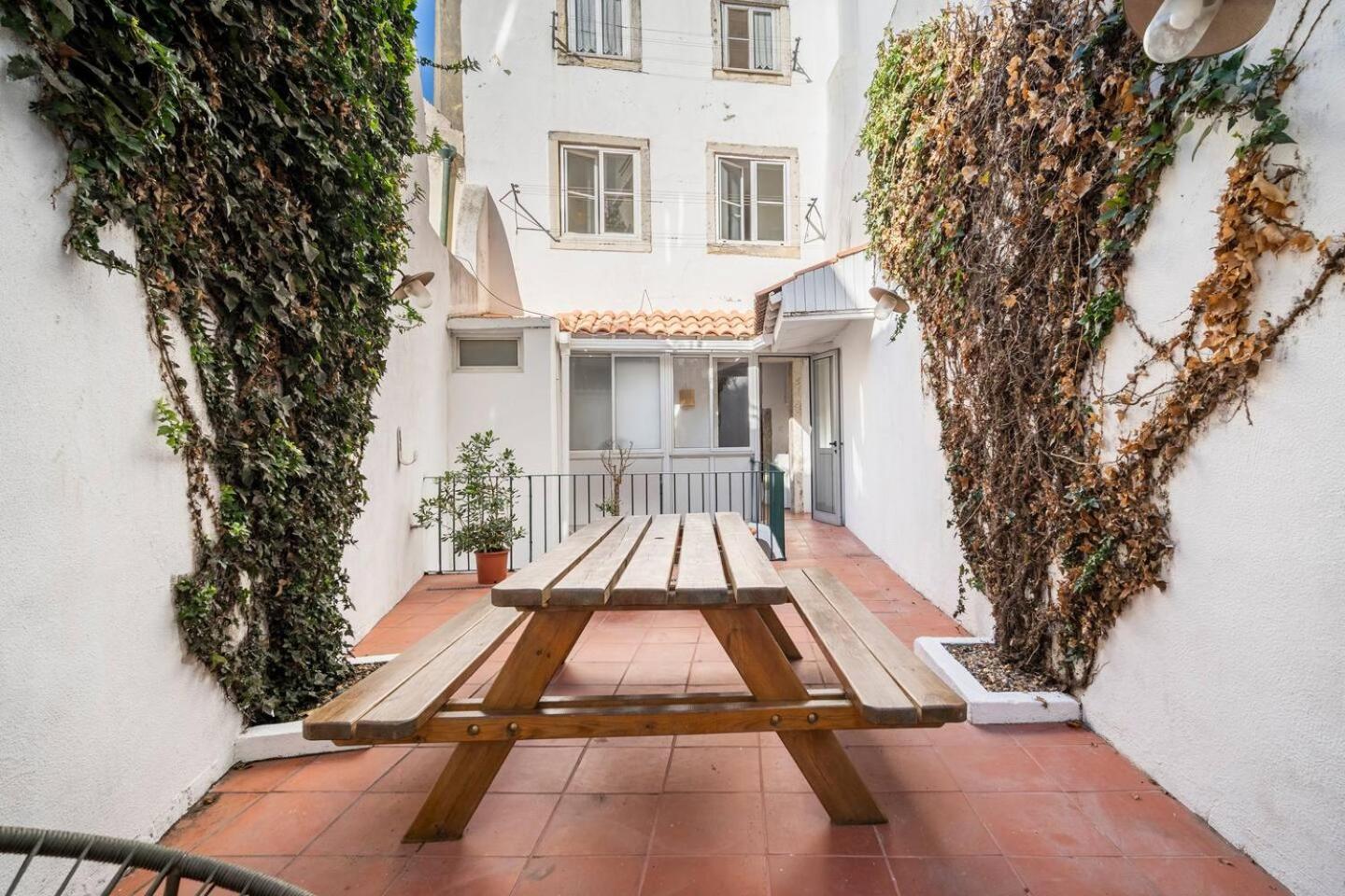 Apartment with Terrace - Photo 10
