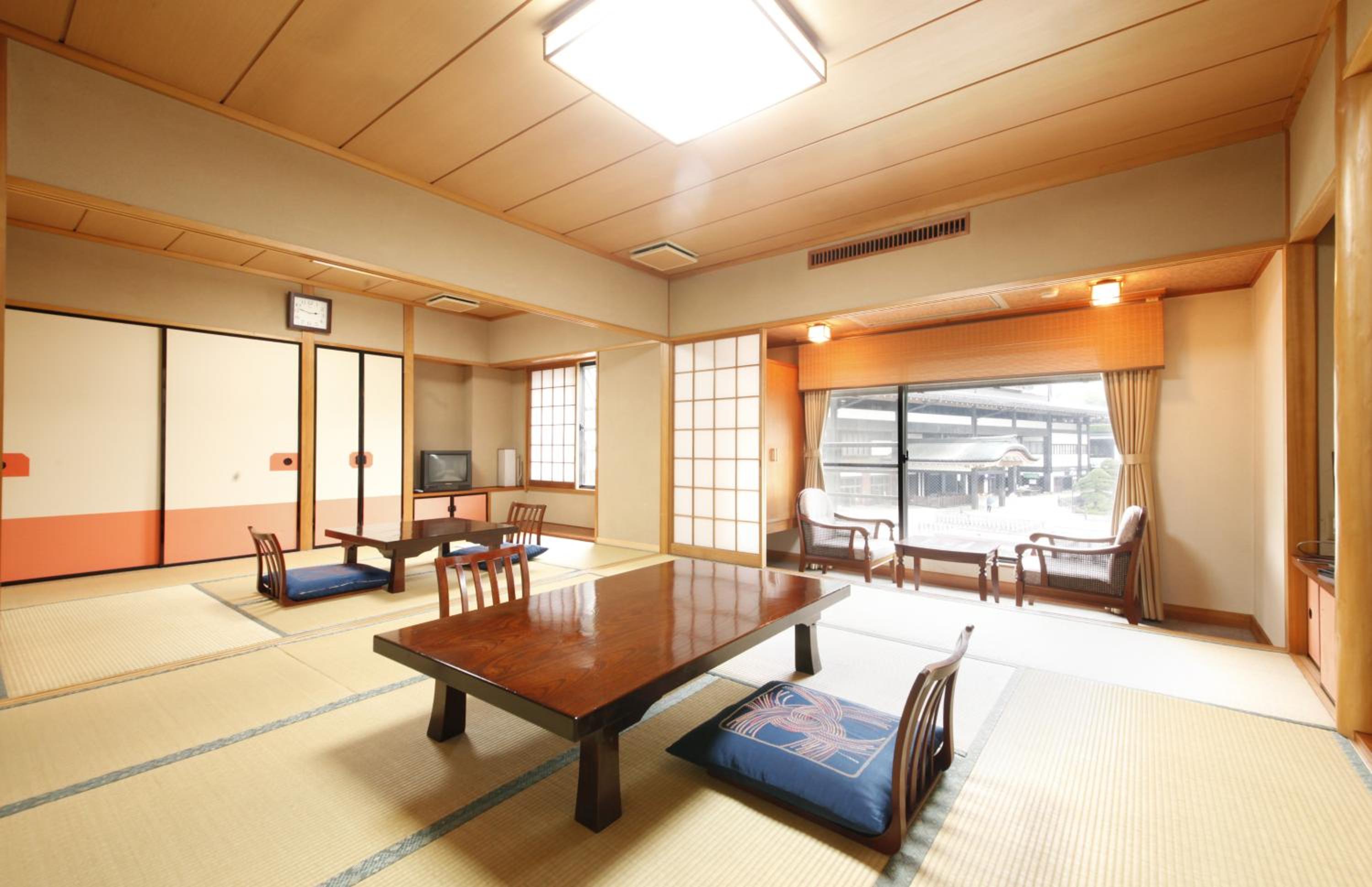 Deluxe Japanese-Style Room with Private Bathroom - Naritasan Temple View photo 1