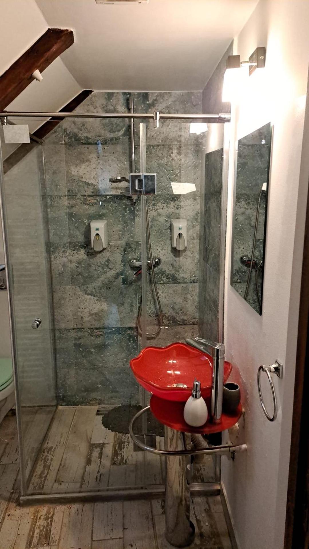 Deluxe King Room - Photo 15