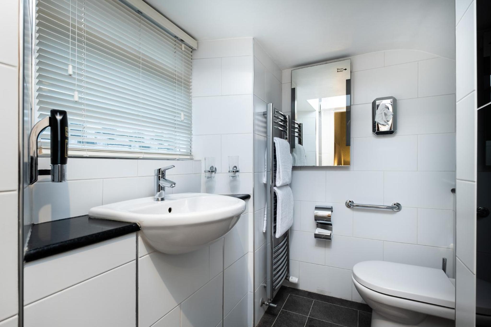 Superior Double/Twin En Suite - Photo 13