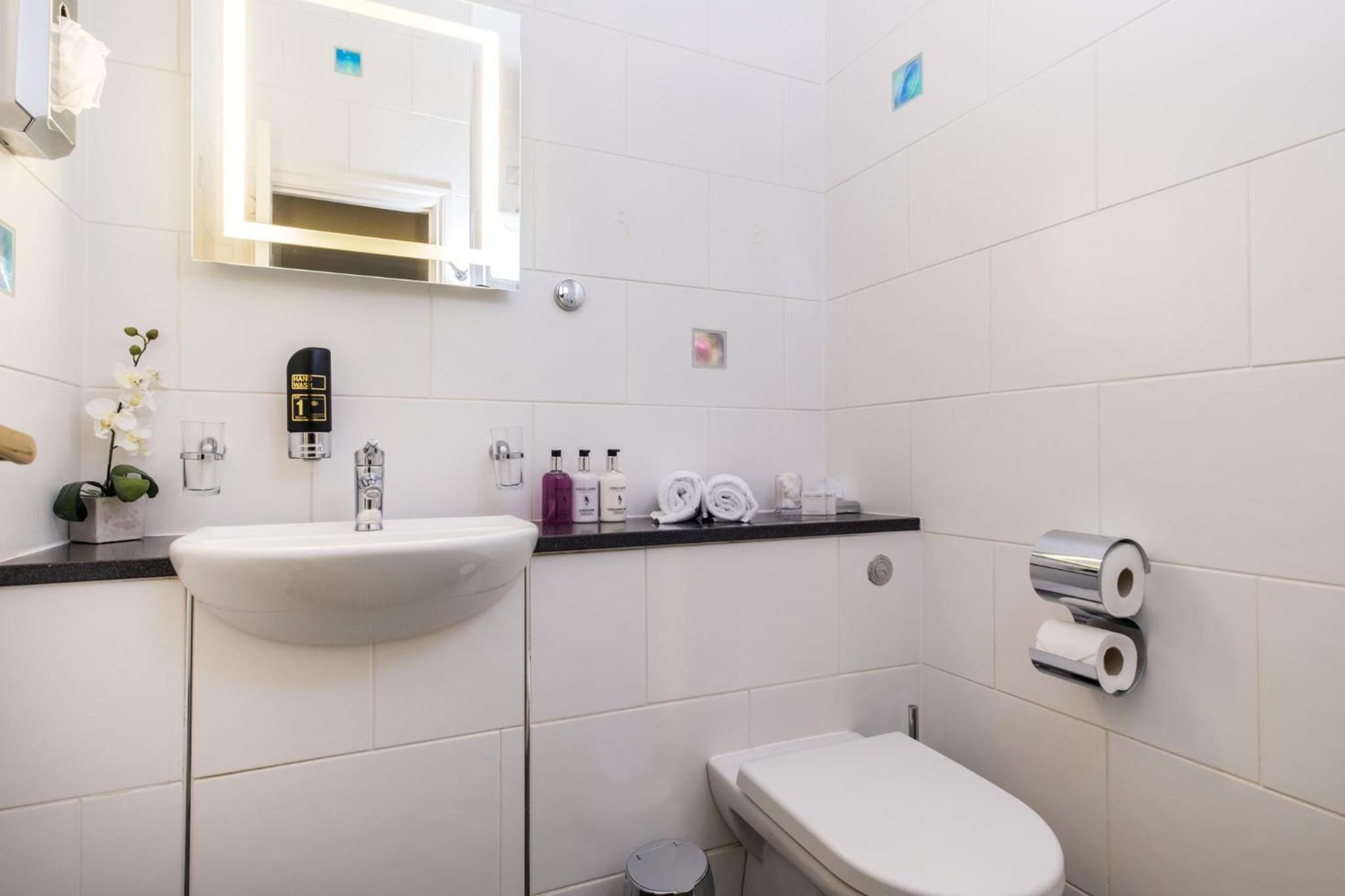 Superior Double/Twin En Suite - Photo 15
