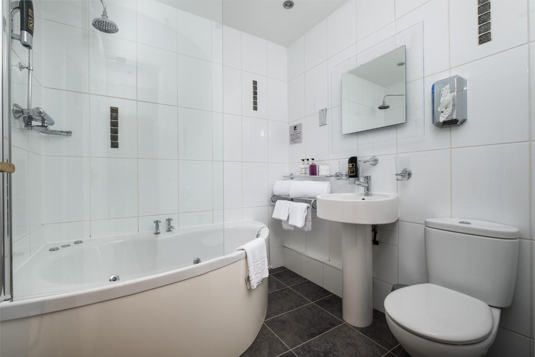 Luxury Room with Spa Bath - Photo 30