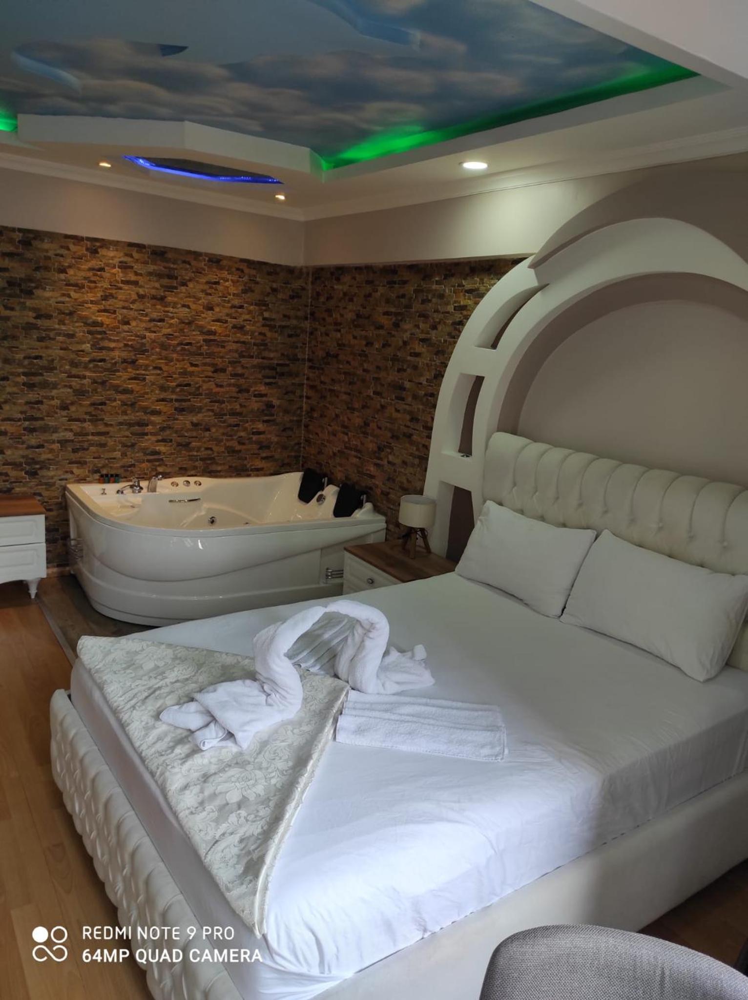 Deluxe Double Room with Bath photo 1