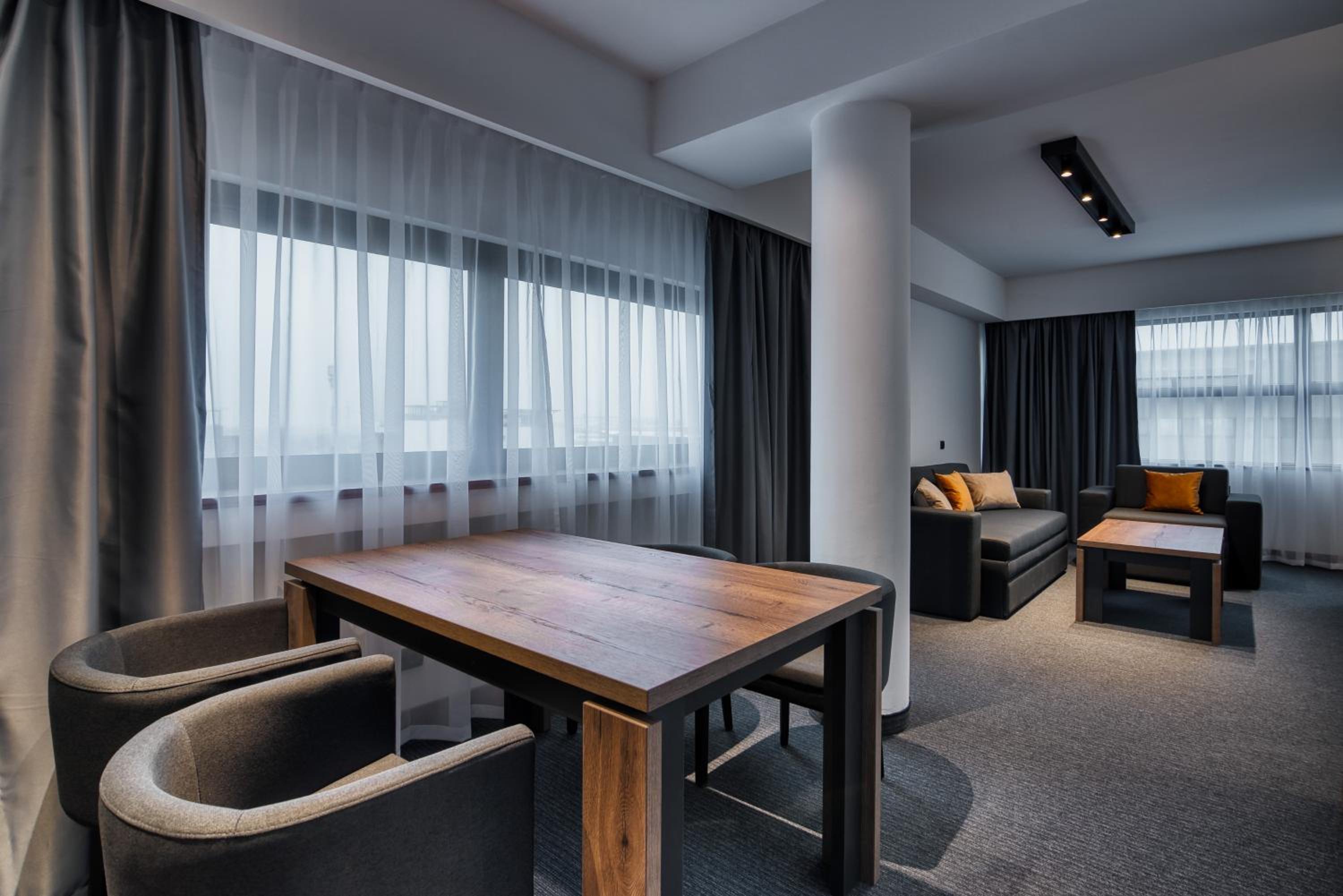 Executive Suite - Photo 2