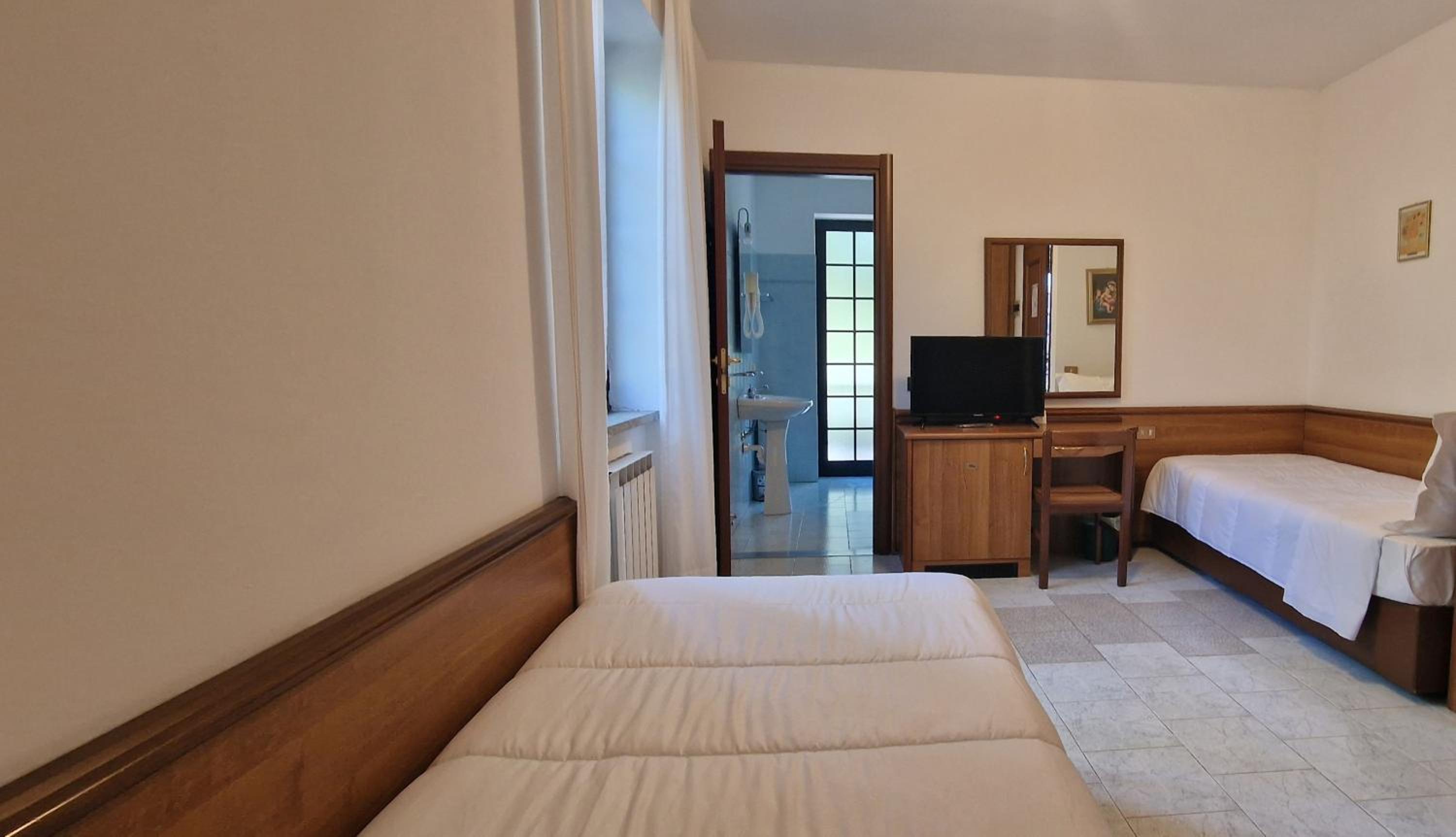 Twin Room with Garden View - Photo 11