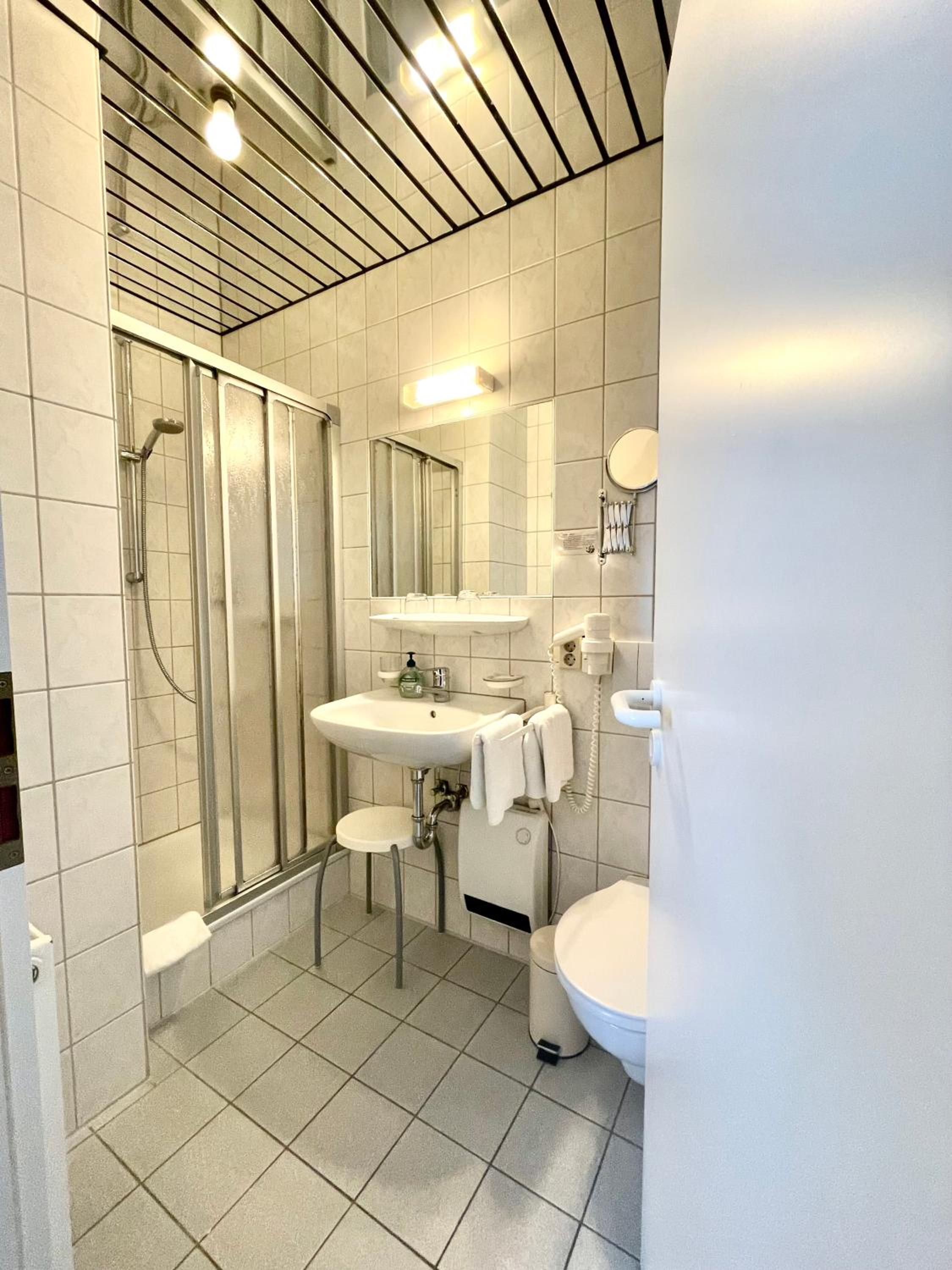 Small Twin Room - Photo 2