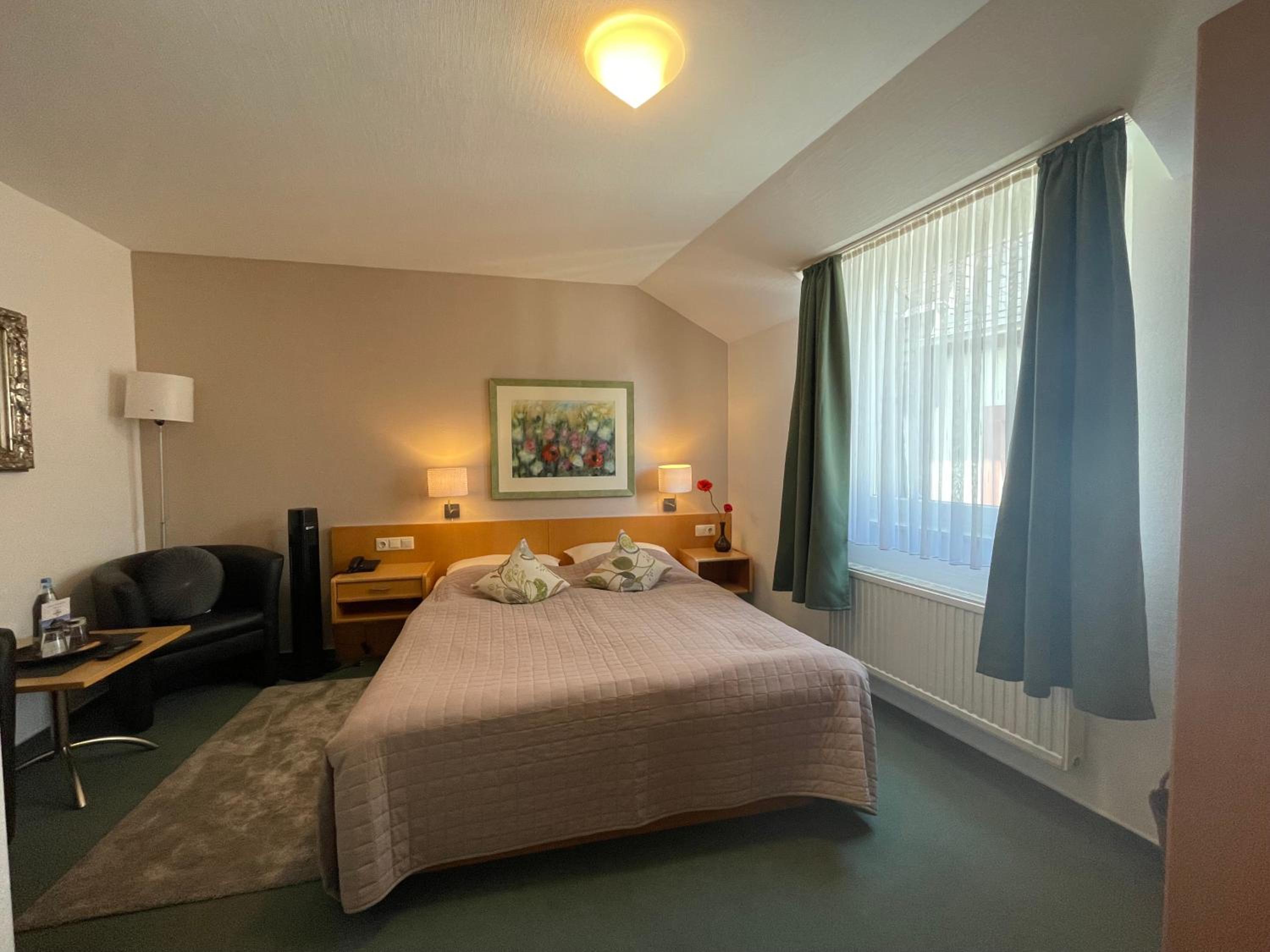 Small Twin Room - Photo 3