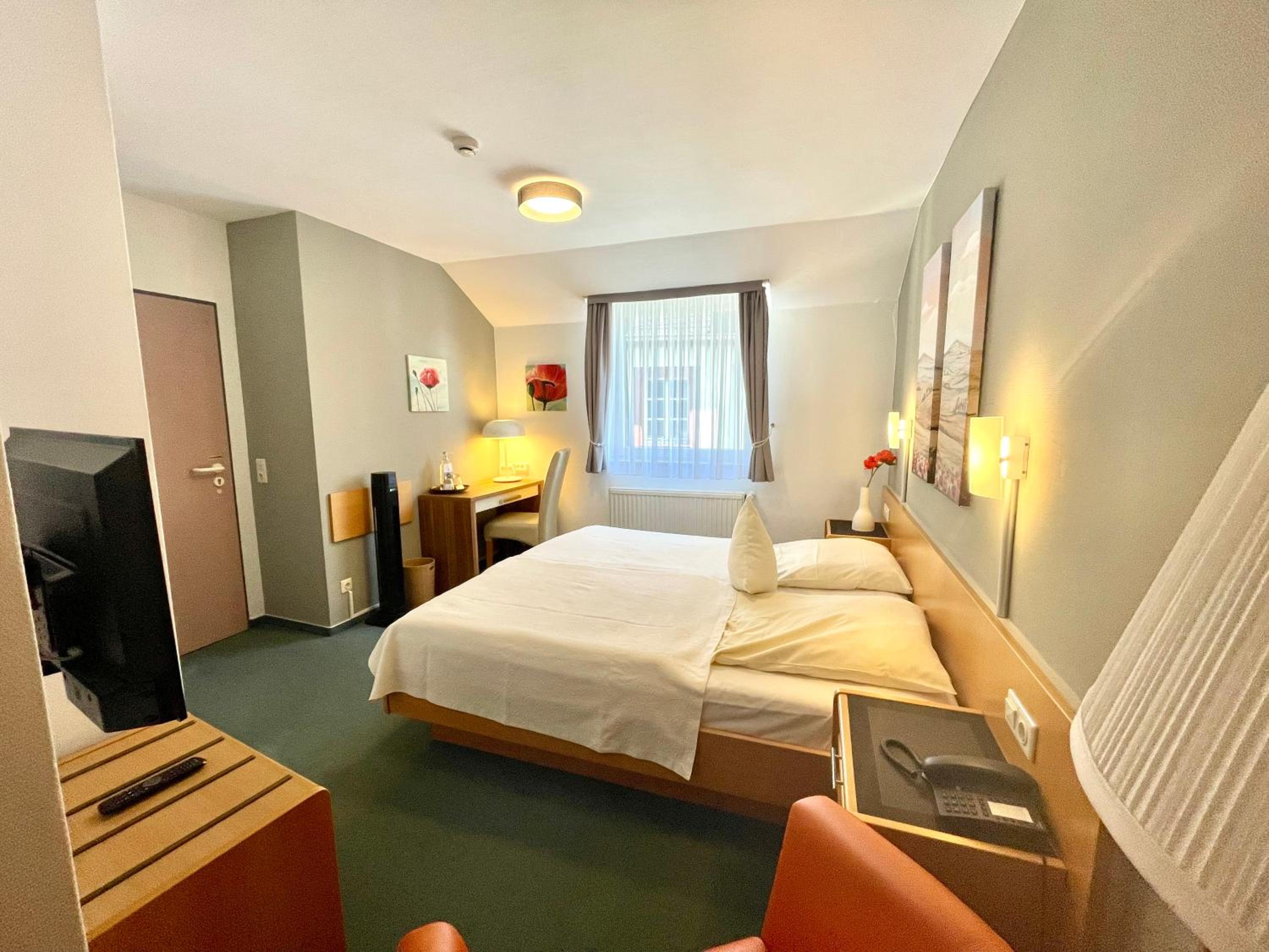 Small Twin Room - Photo 4