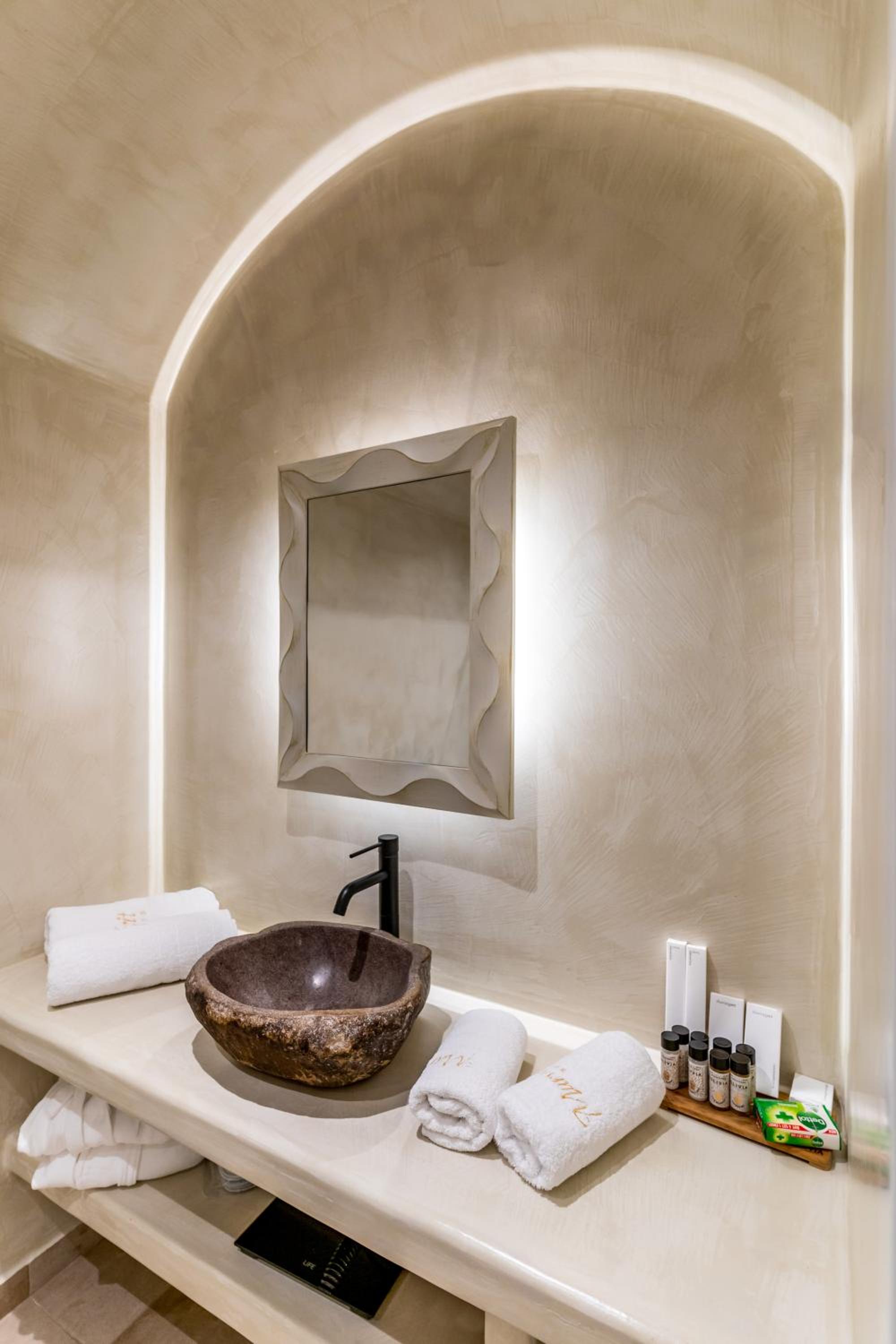 Junior Suite with Balcony & Outdoor Jetted Tub photo 2