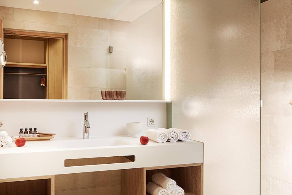Premium Double Room with Balcony - Photo 4