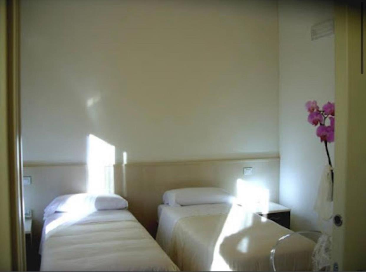 Twin Room with Private Bathroom photo 1