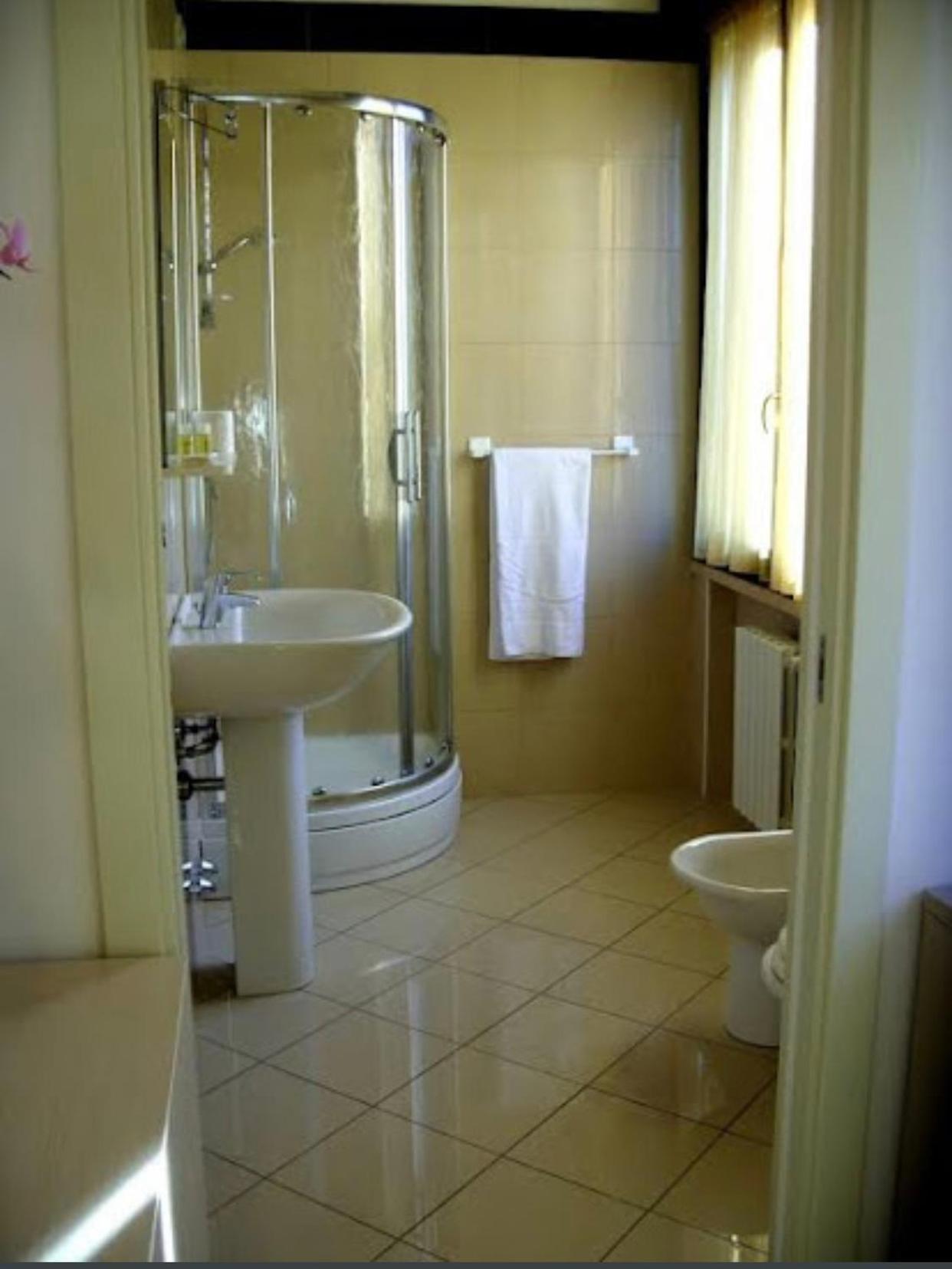 Twin Room with Private Bathroom photo 3