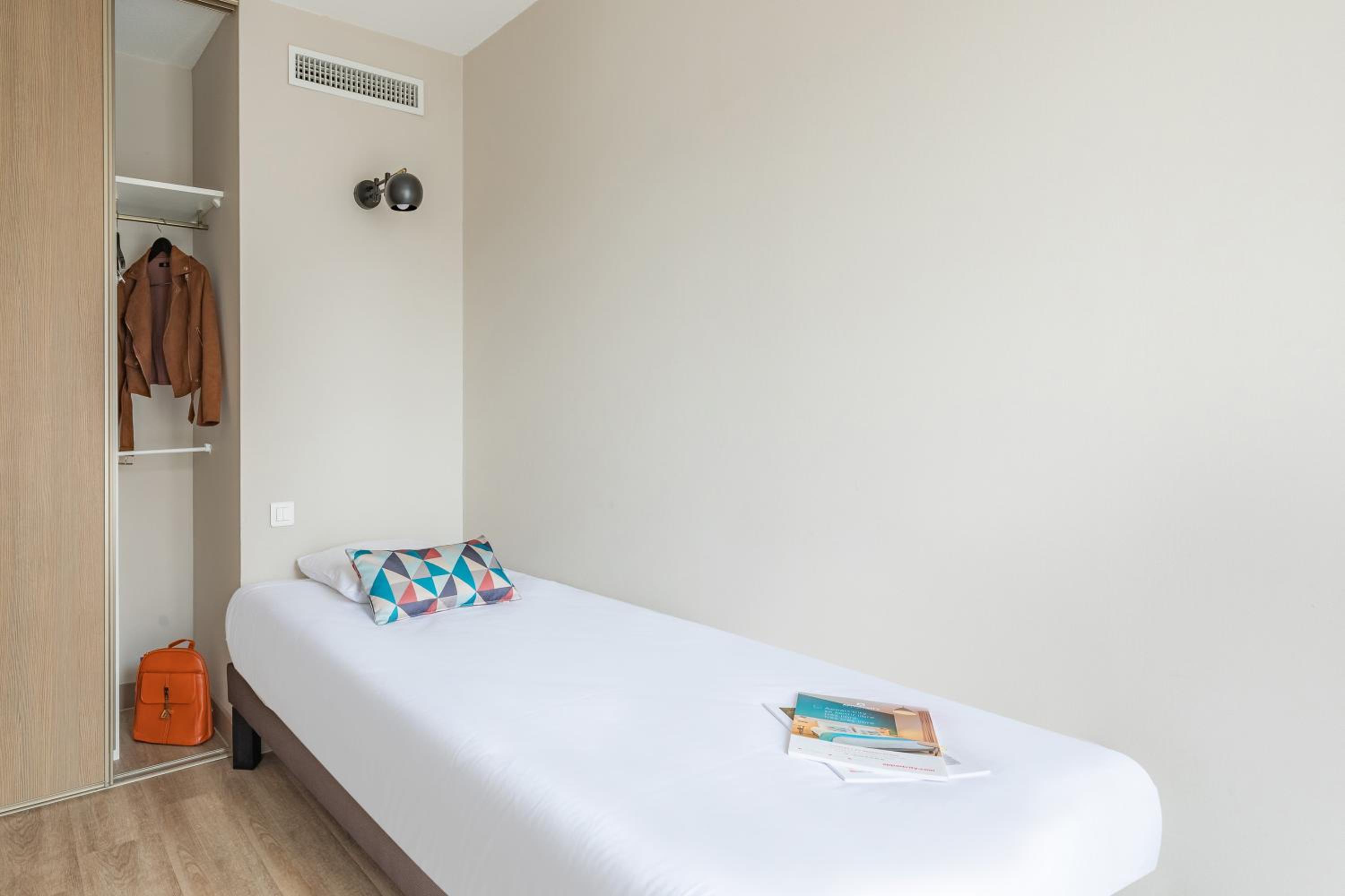 Large Triple Studio (1 Double Bed and 1 Single bed) - Photo 4