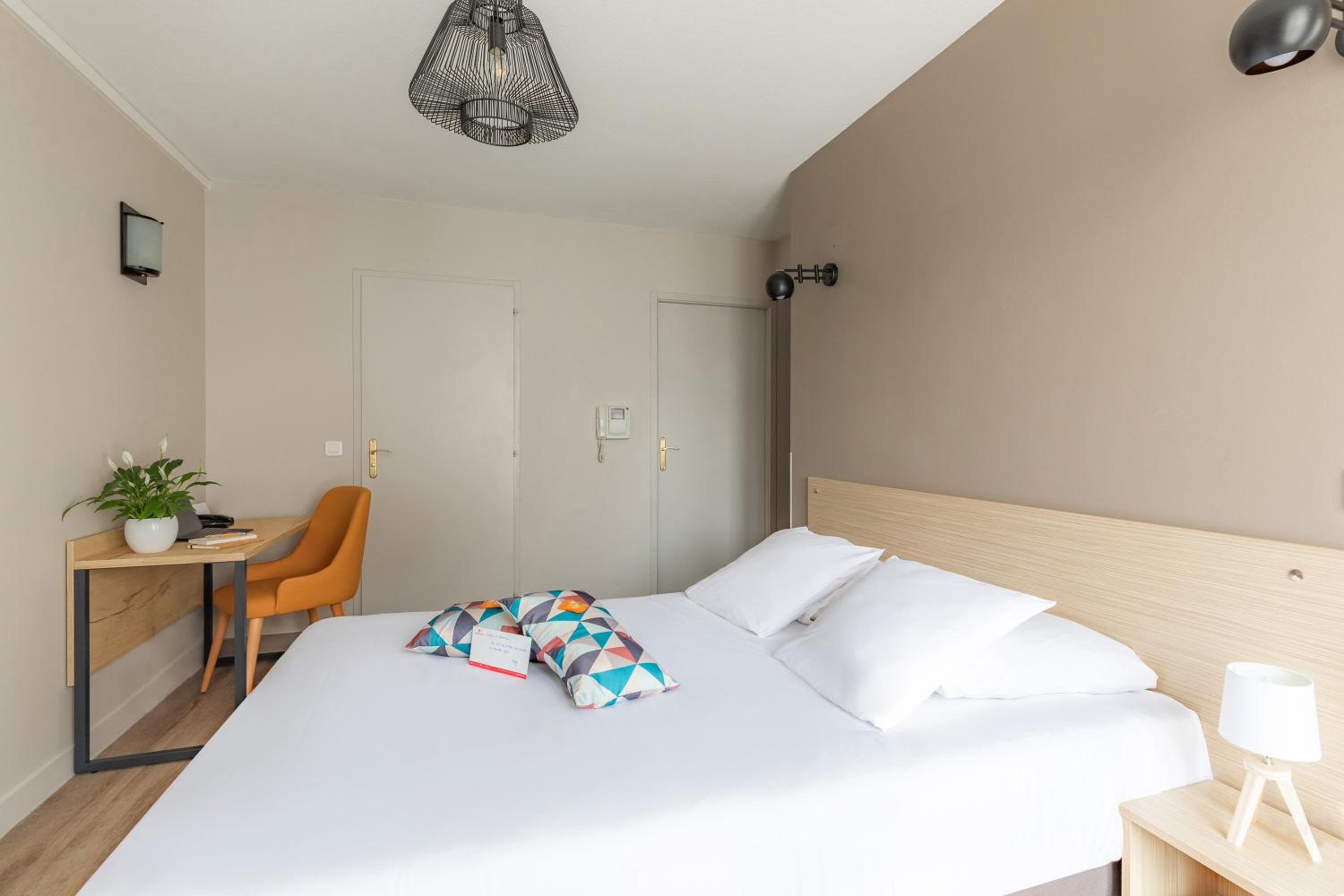 Large Triple Studio (1 Double Bed and 1 Single bed) - Photo 5