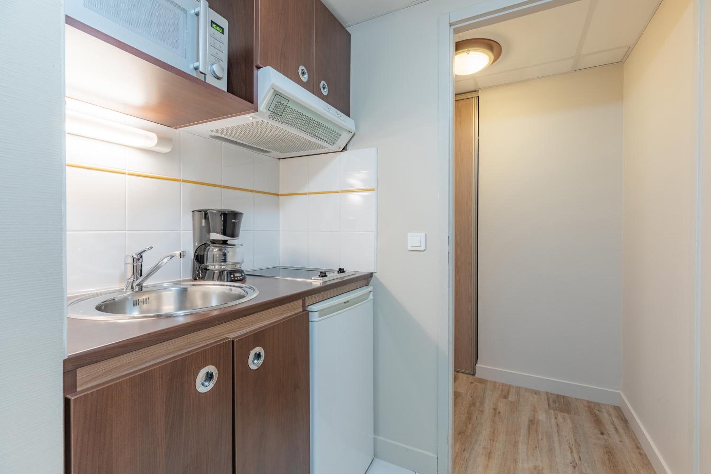 Large Triple Studio (1 Double Bed and 1 Single bed) - Photo 3