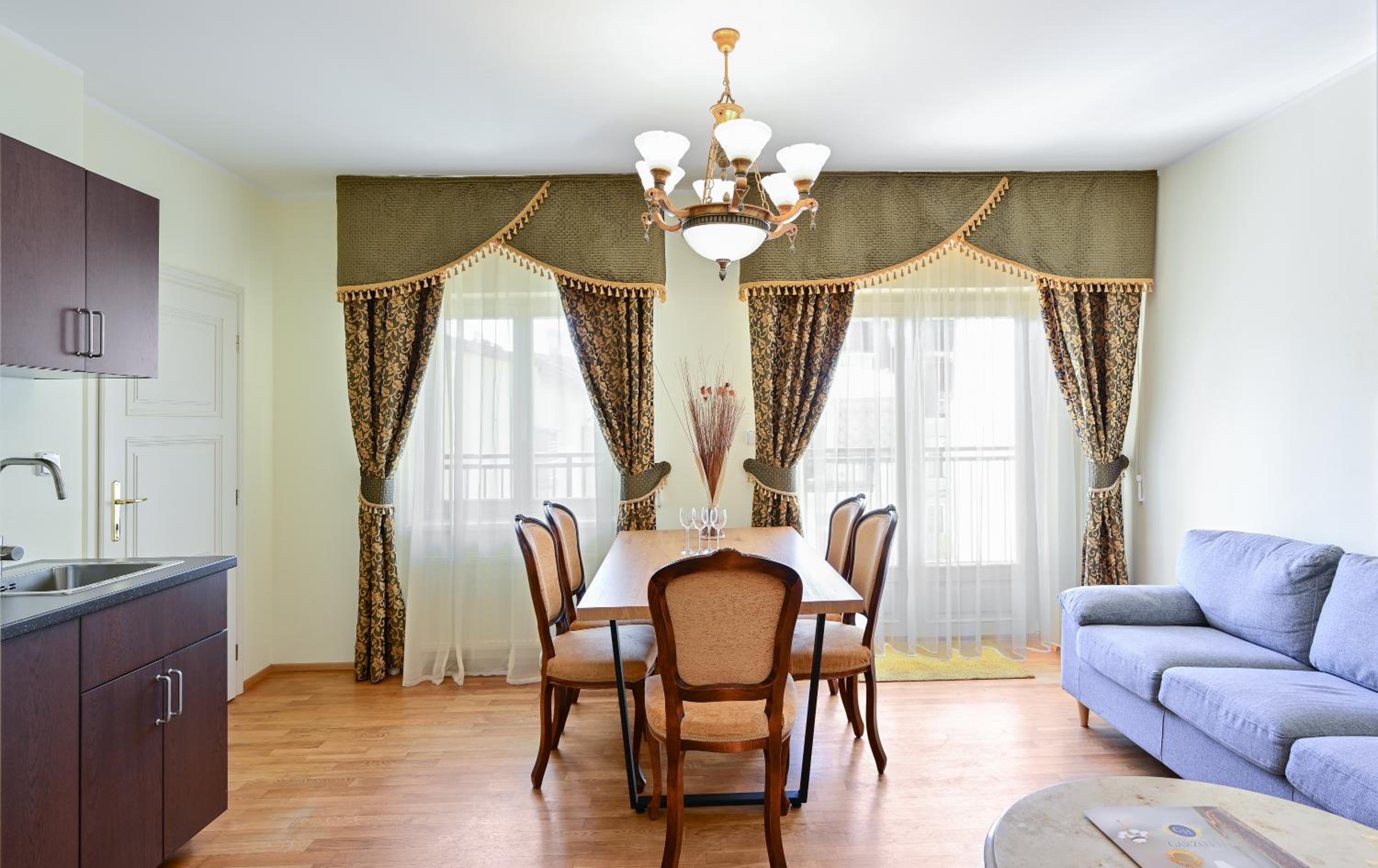 Three-Bedroom Apartment with Balcony - Photo 3