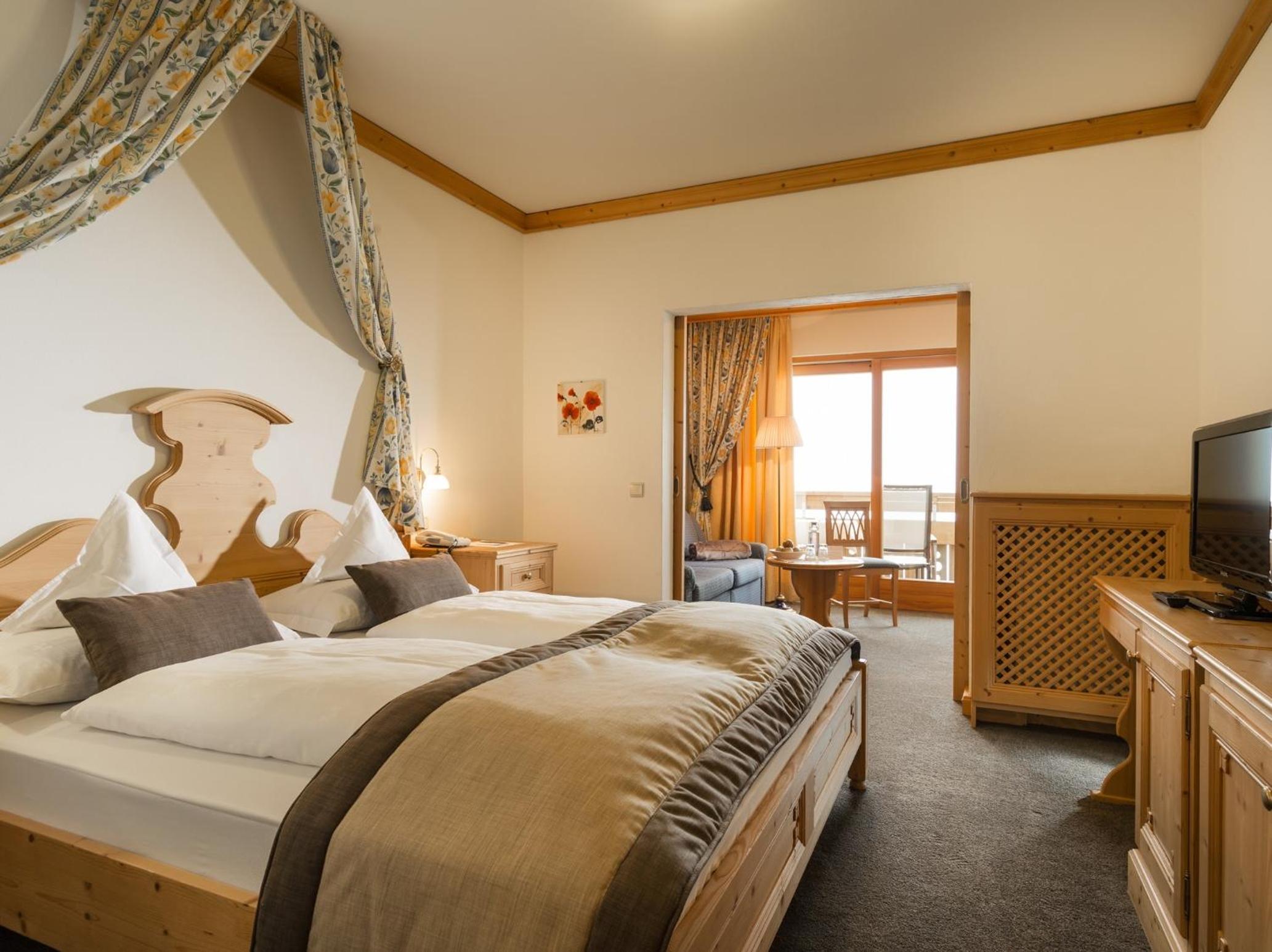 Deluxe Double Room with Balcony photo 3