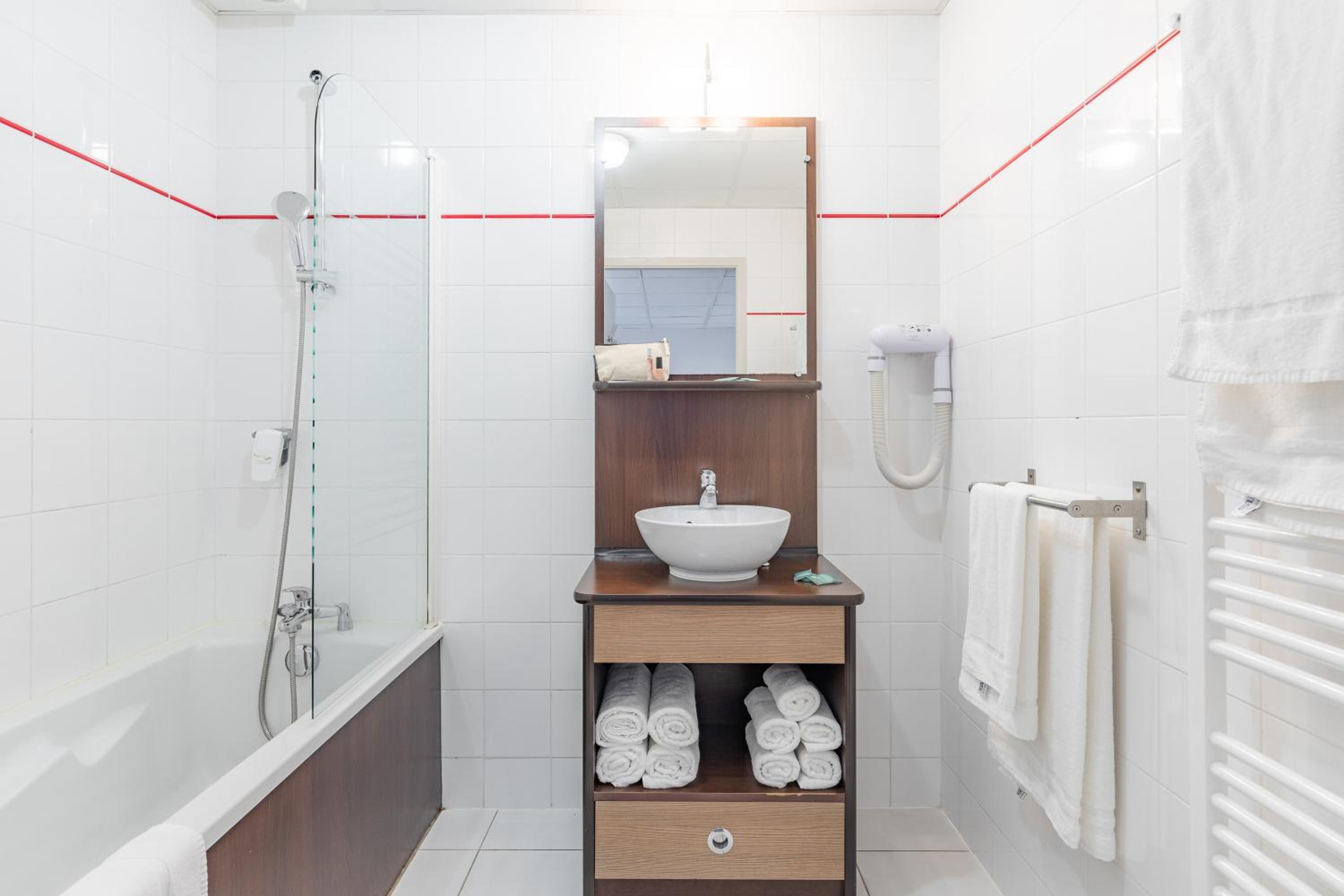 Large Apartment - Photo 2