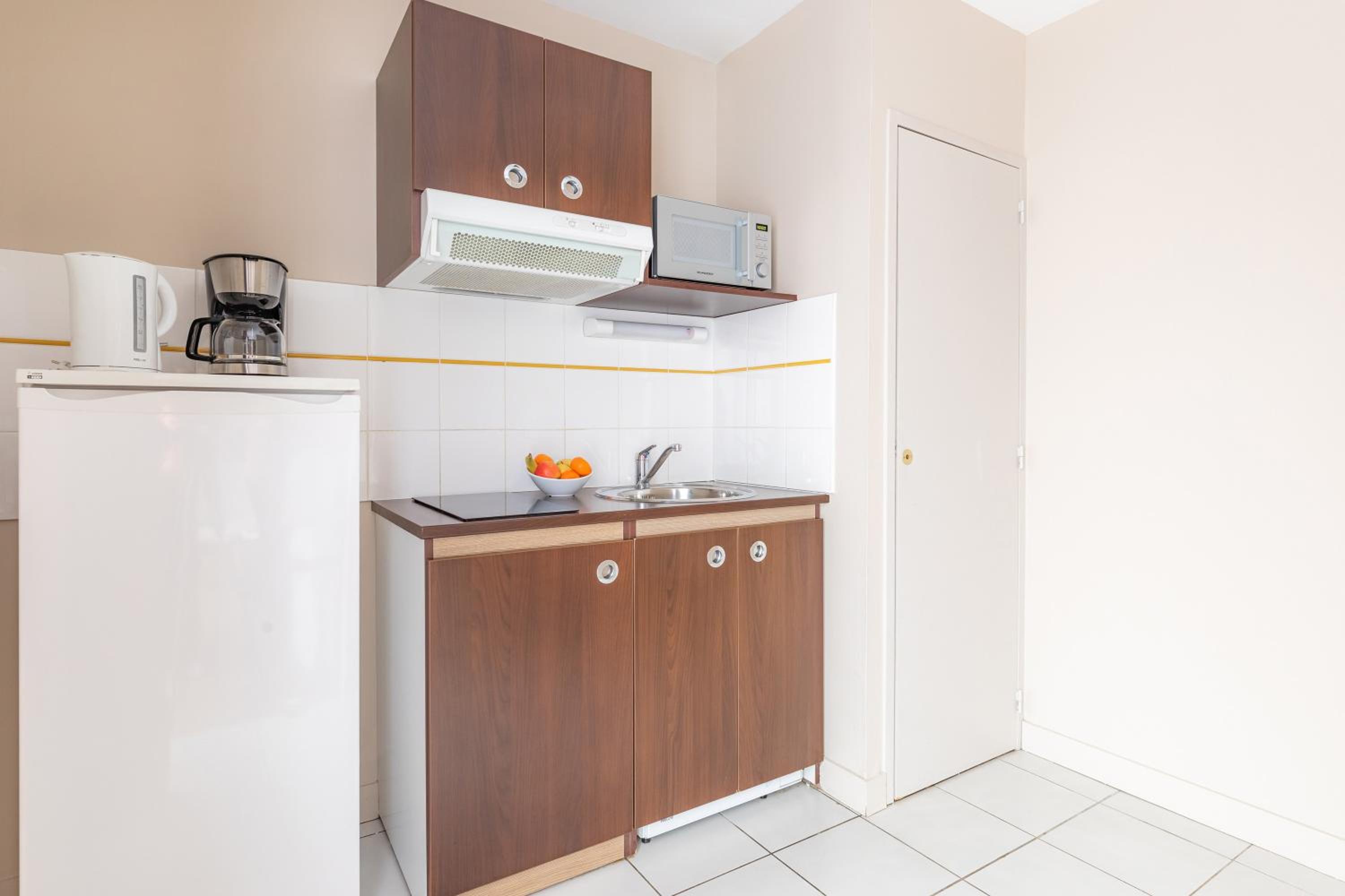 Large Apartment - Photo 3