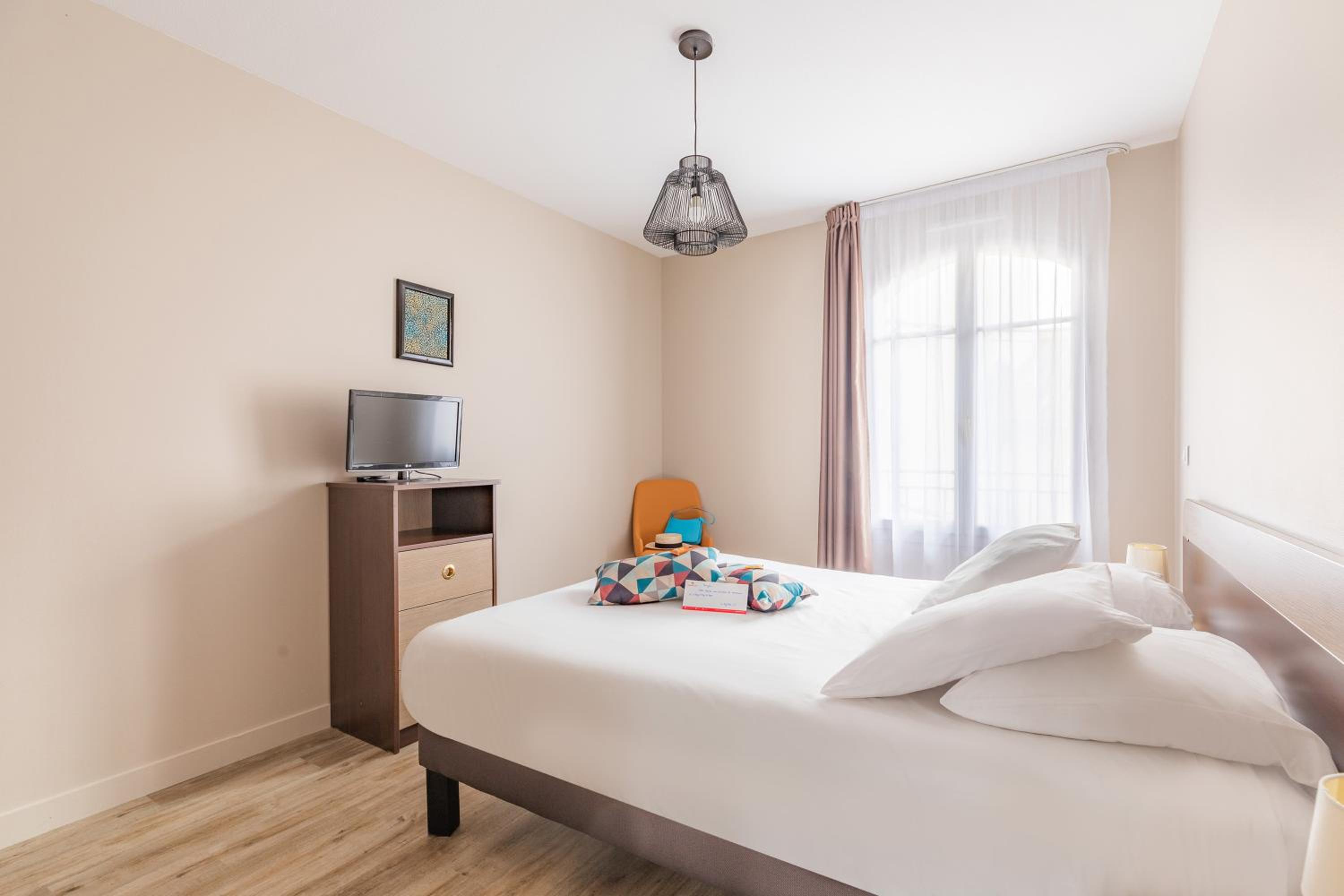 Large Apartment - Photo 7