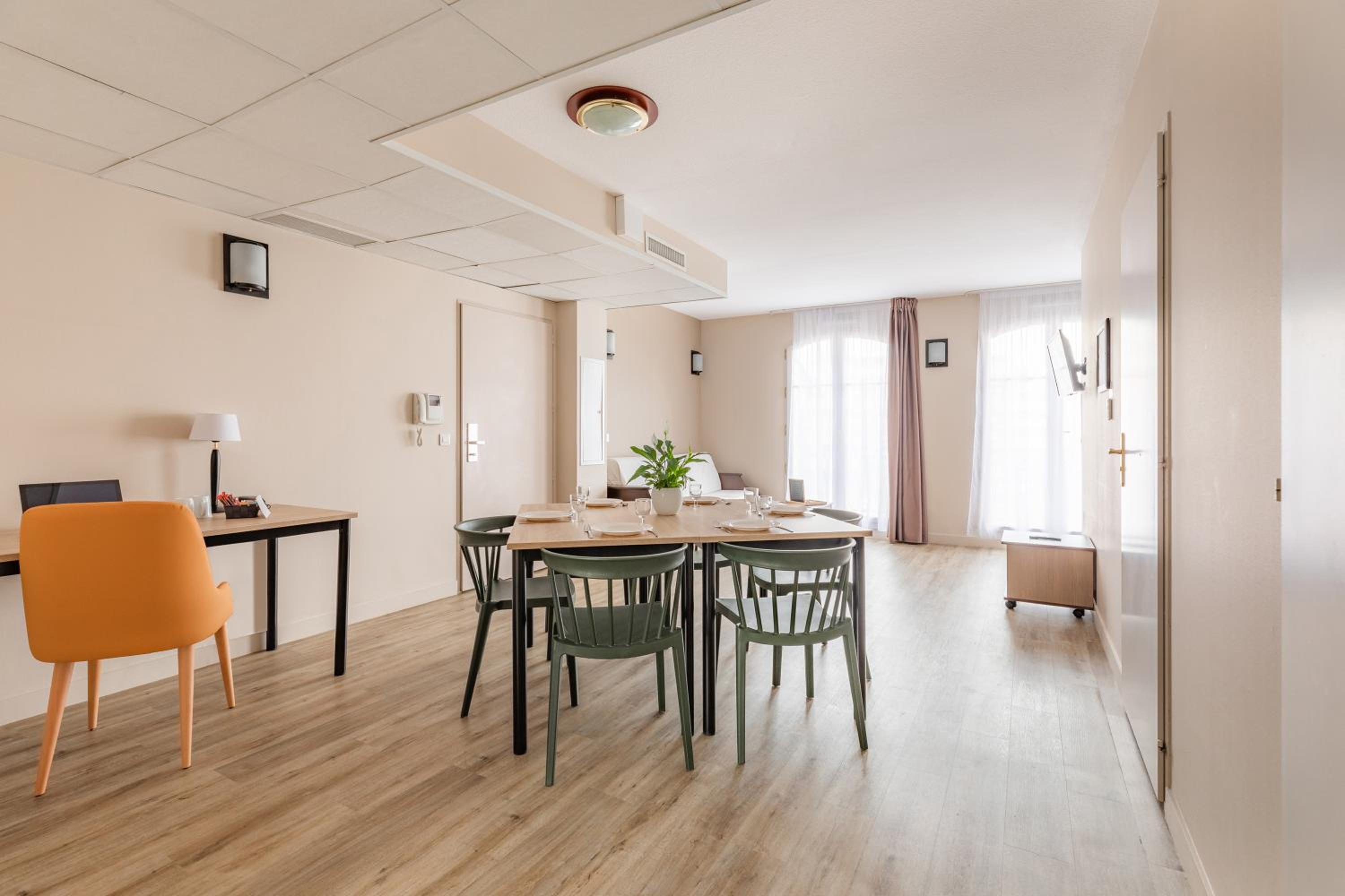 Large Apartment - Photo 4