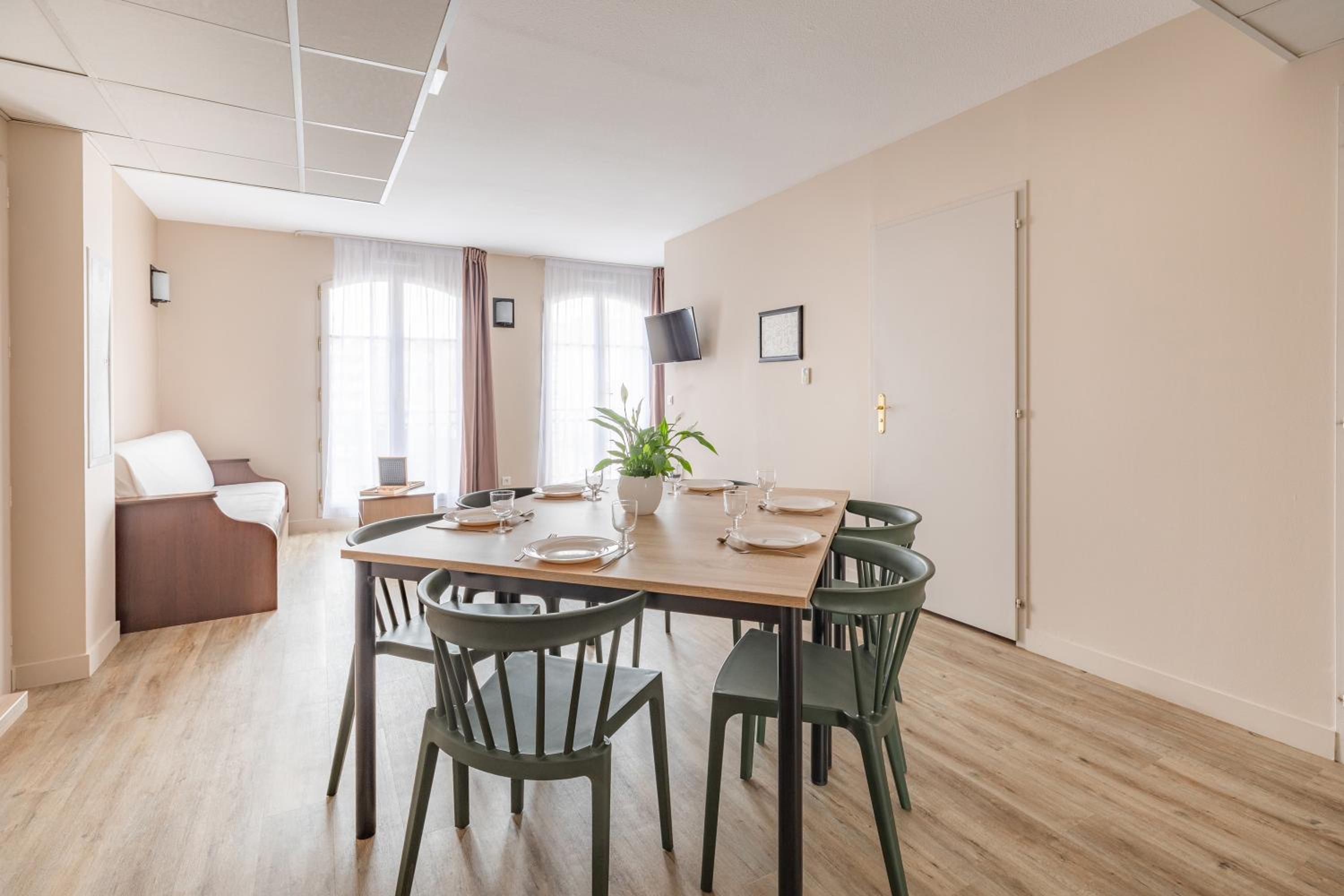 Large Apartment - Photo 5