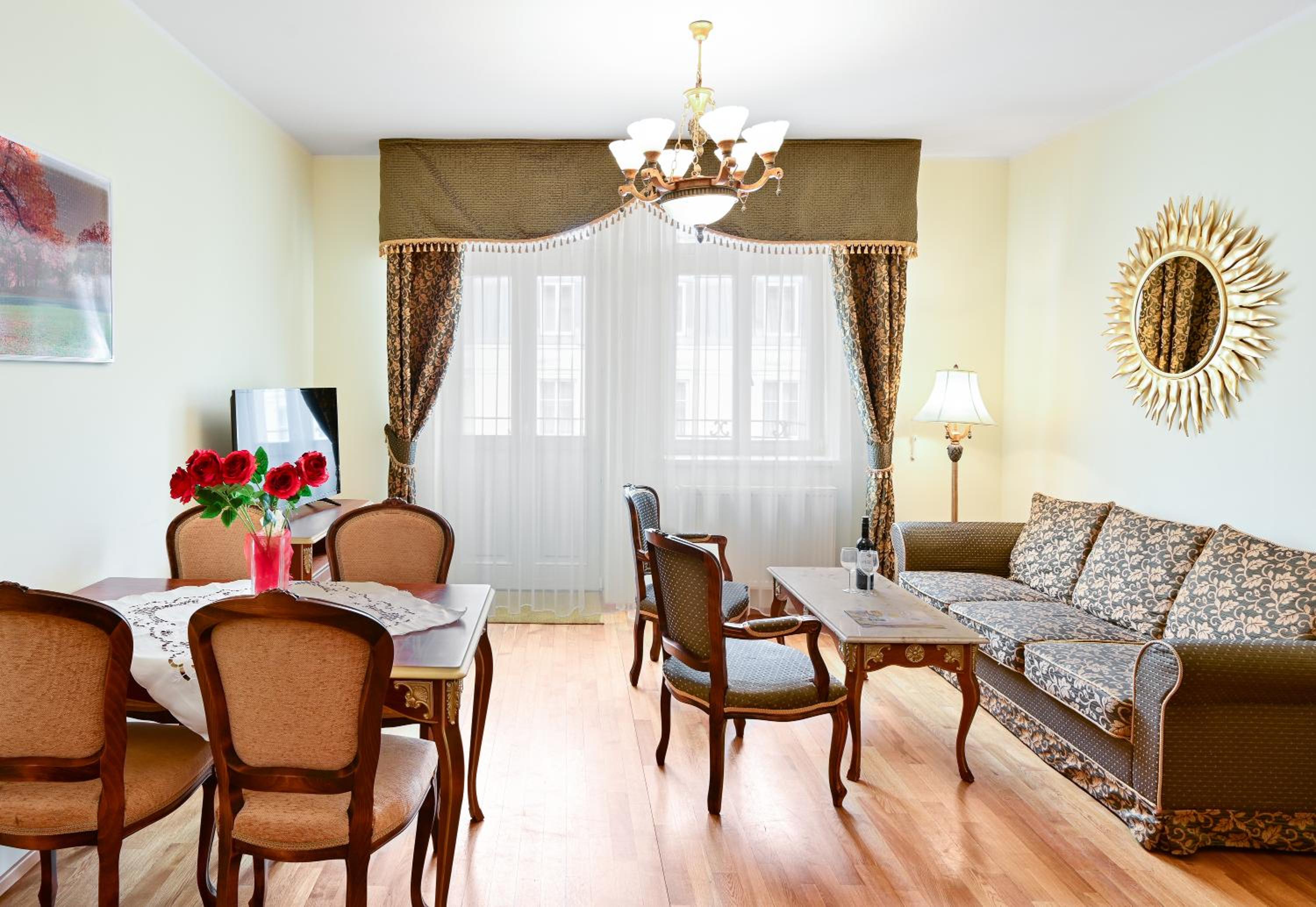 Family Apartment with Balcony - Photo 4