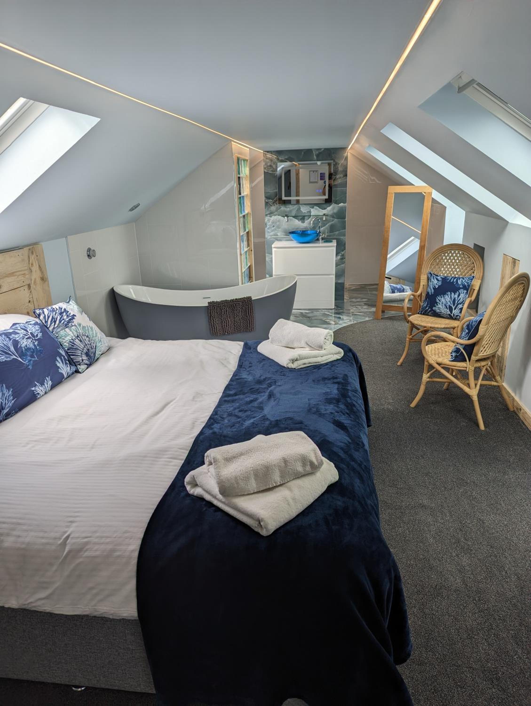 Deluxe King Room - Photo 7
