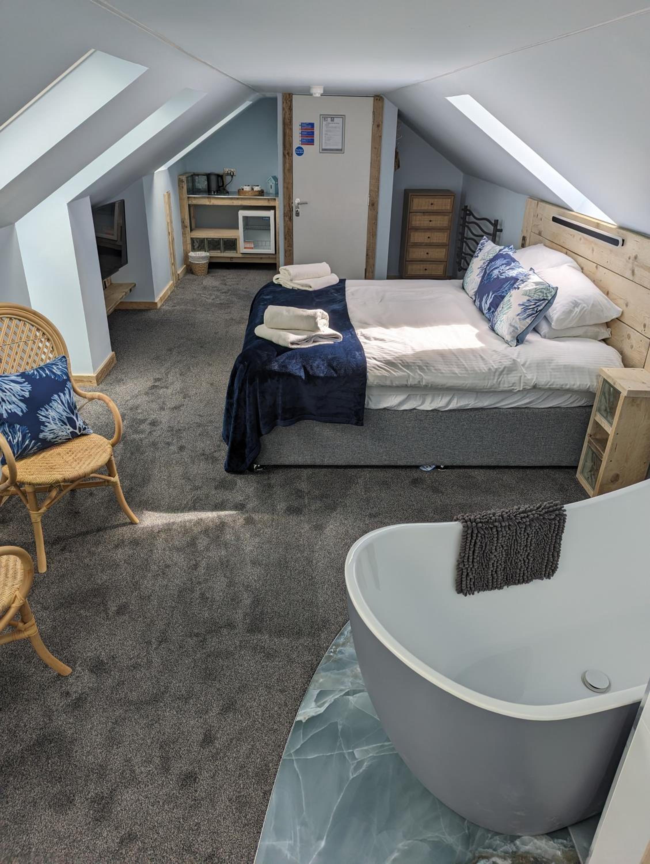 Deluxe King Room - Photo 5