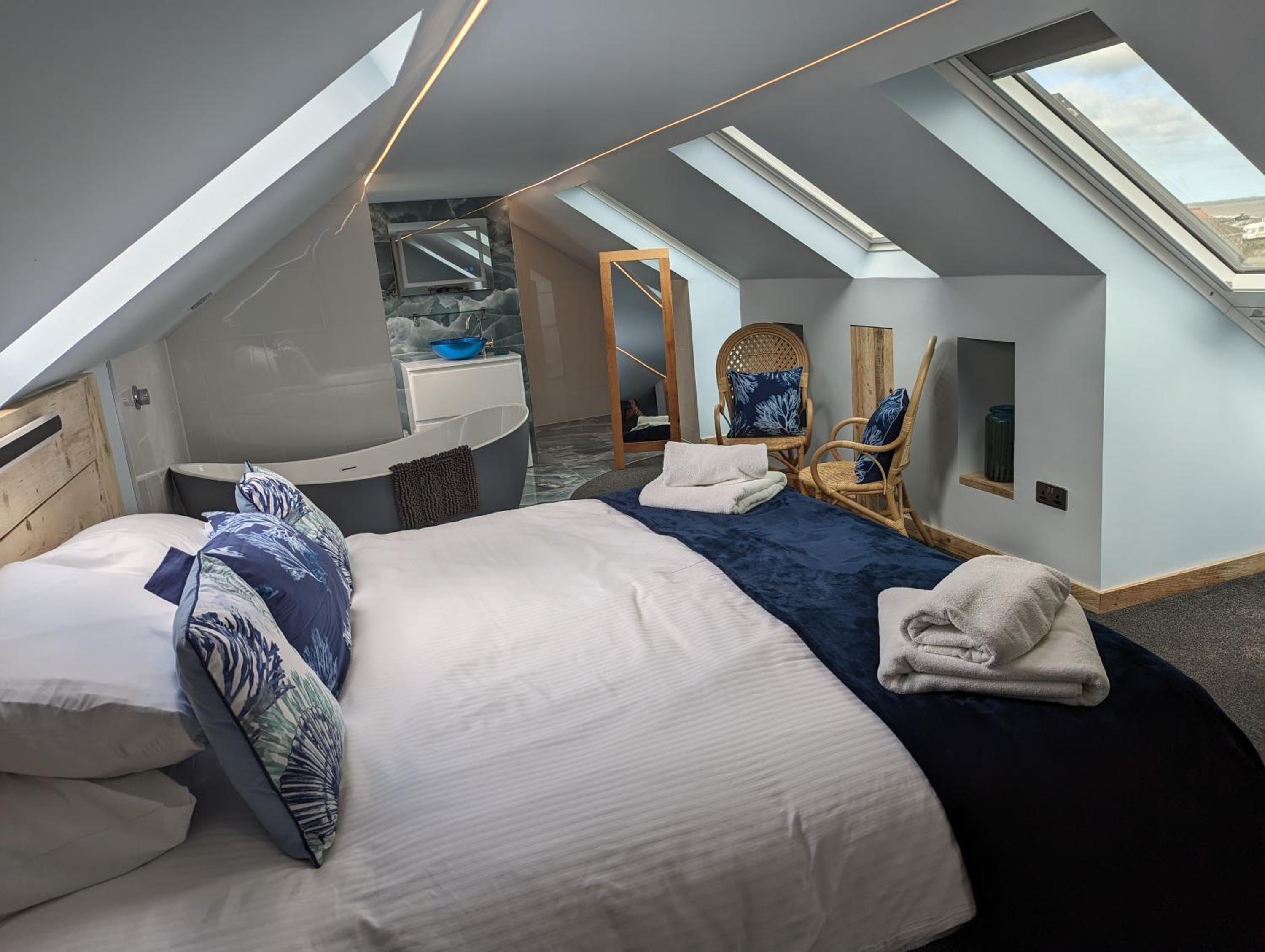 Deluxe King Room - Photo 2