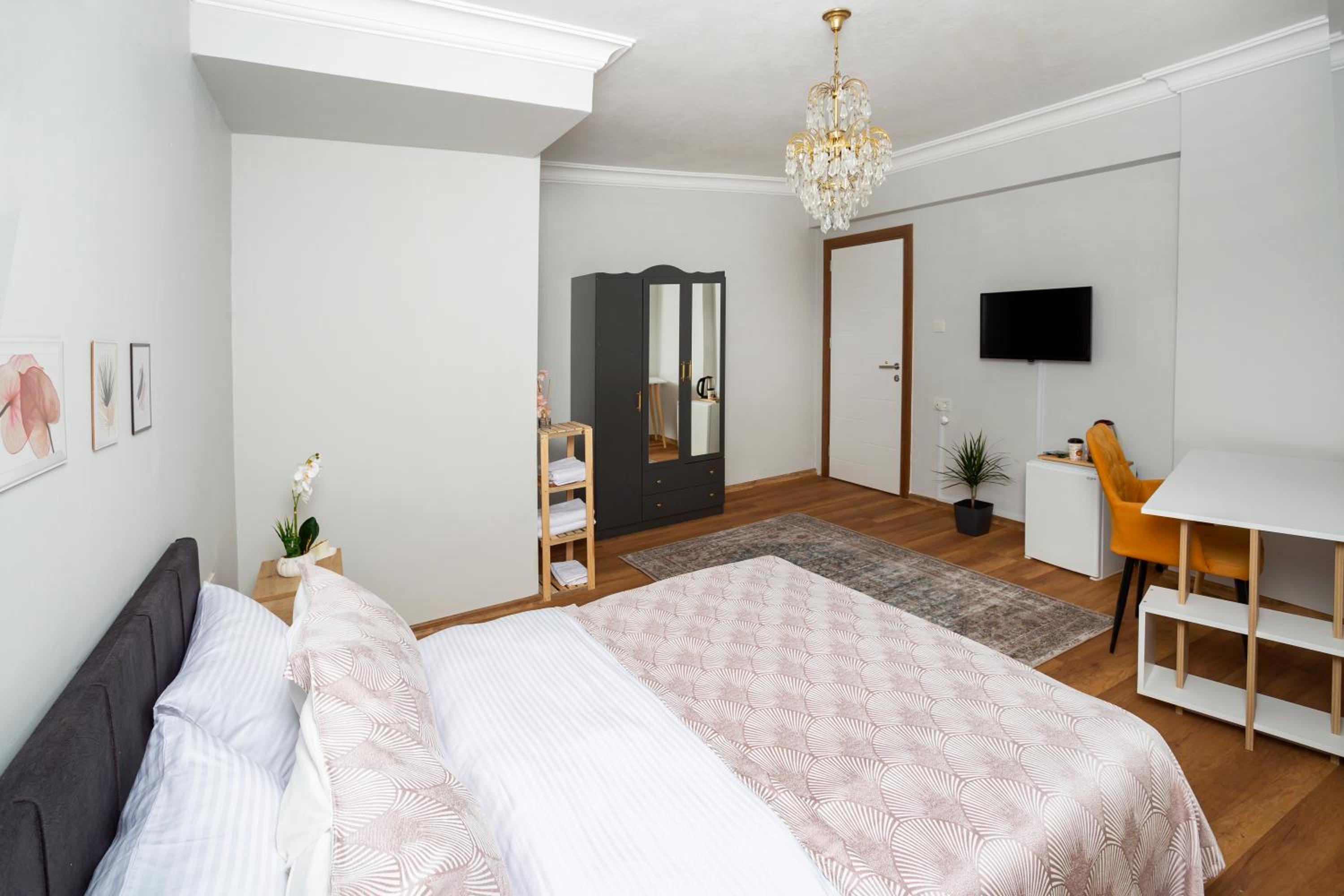 Double Room with Private Bathroom - Photo 6