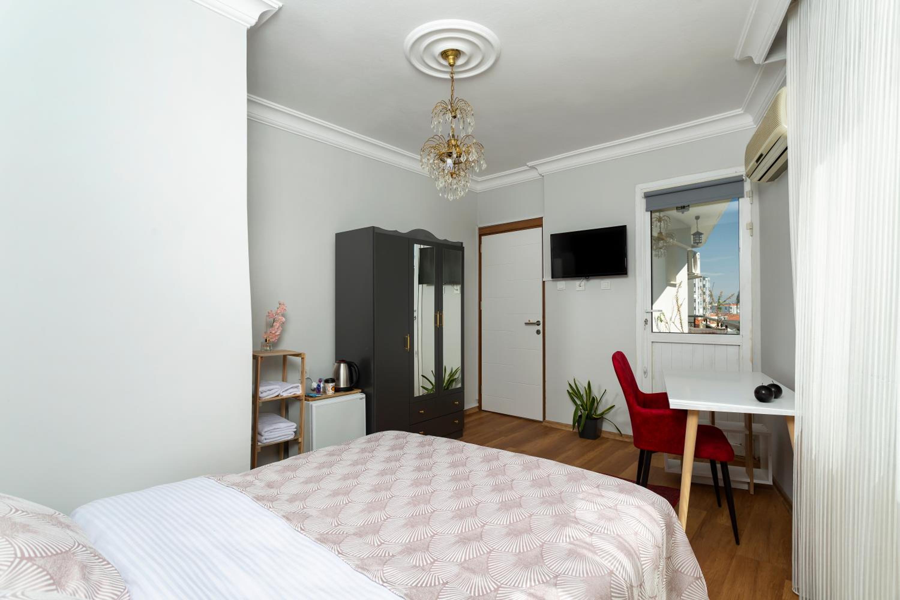 Double Room with Balcony - Photo 10
