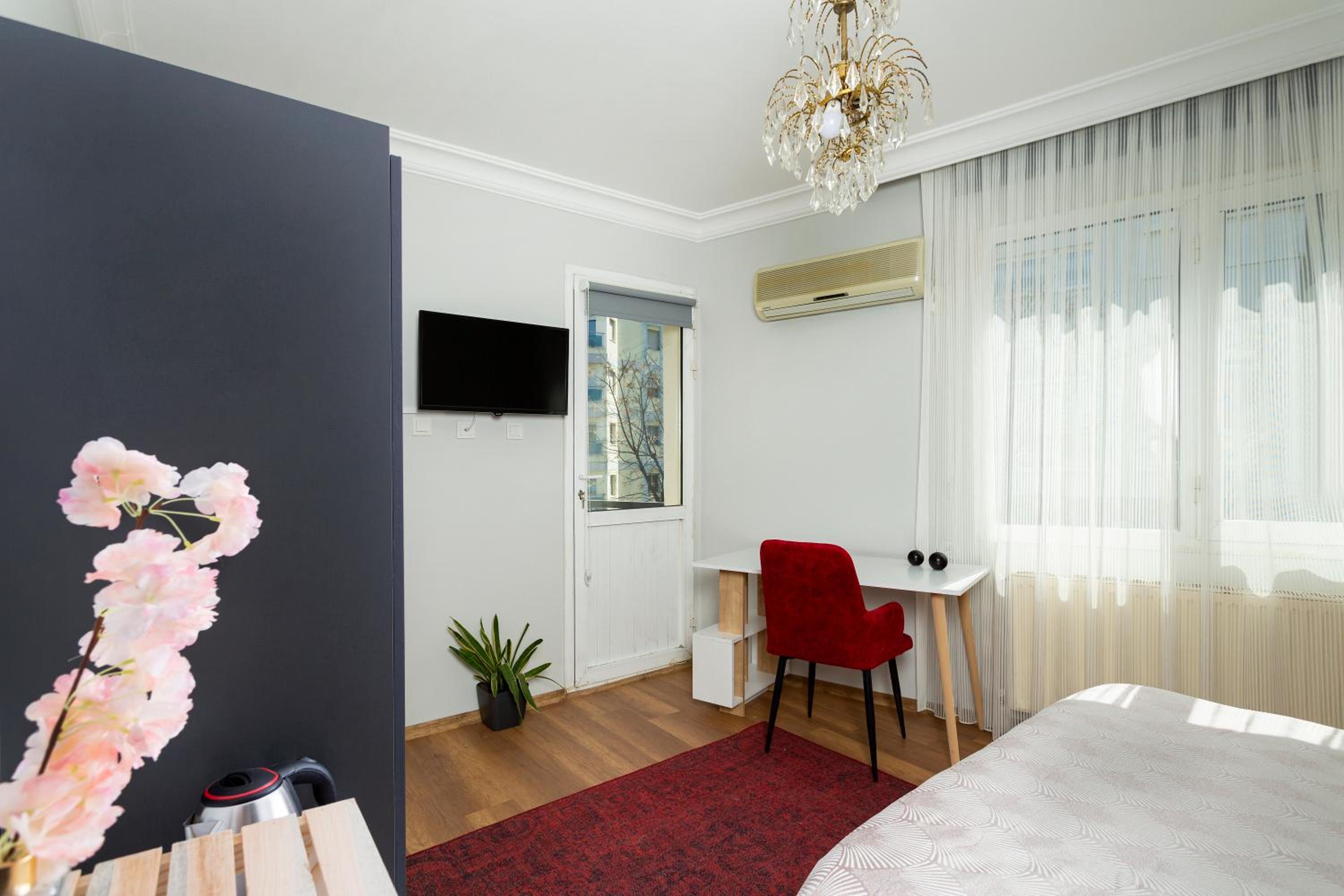 Double Room with Balcony - Photo 8