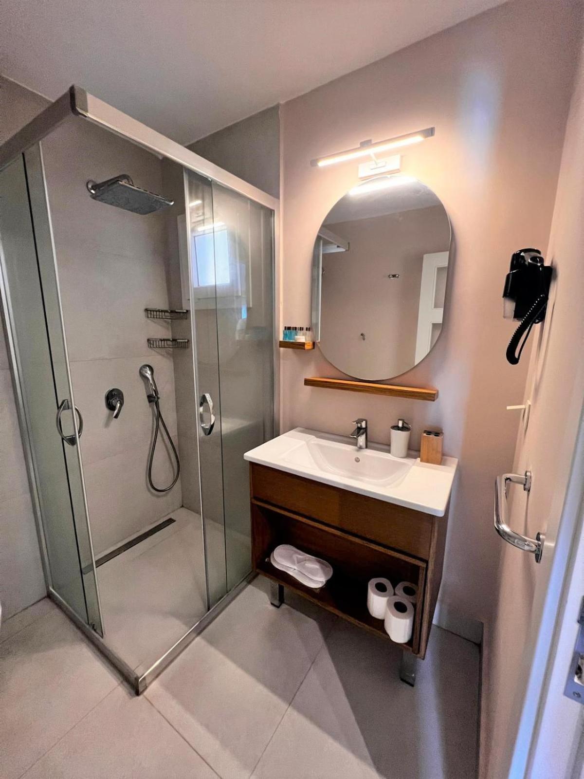 Standard Double Room - Photo 10
