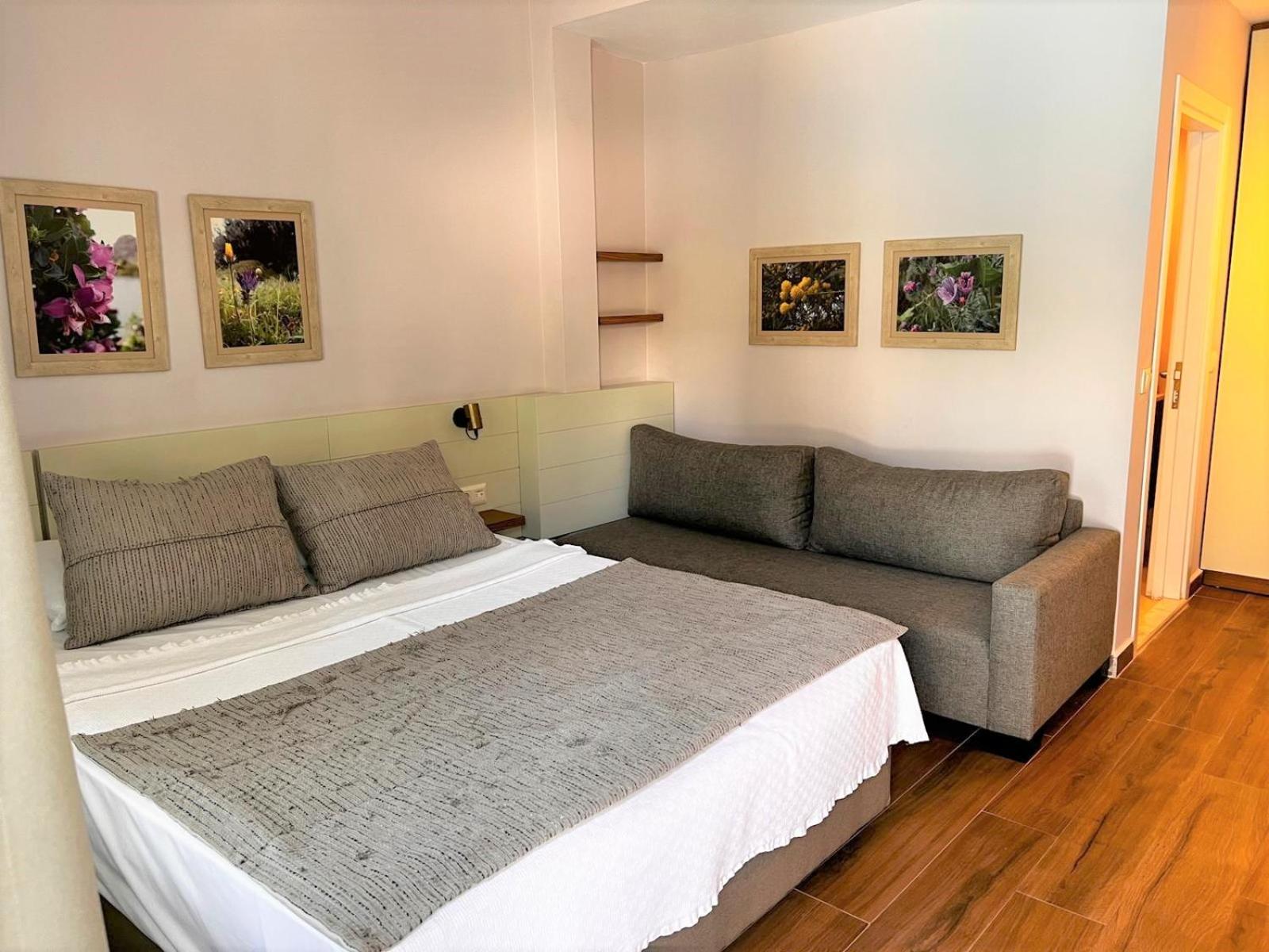 Standard Double Room - Photo 11