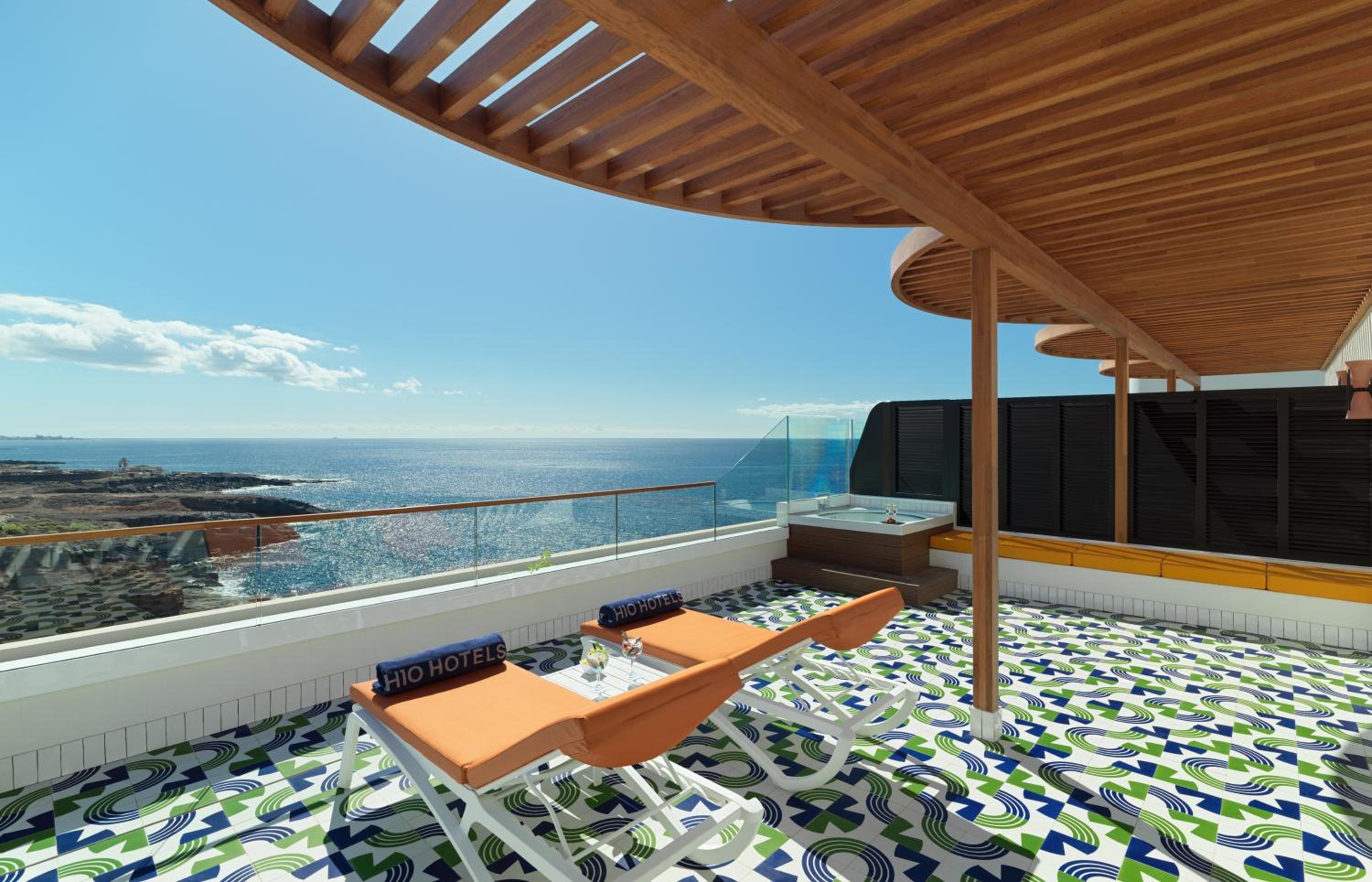 Suite Rooftop (1 Adult + 2 Children)