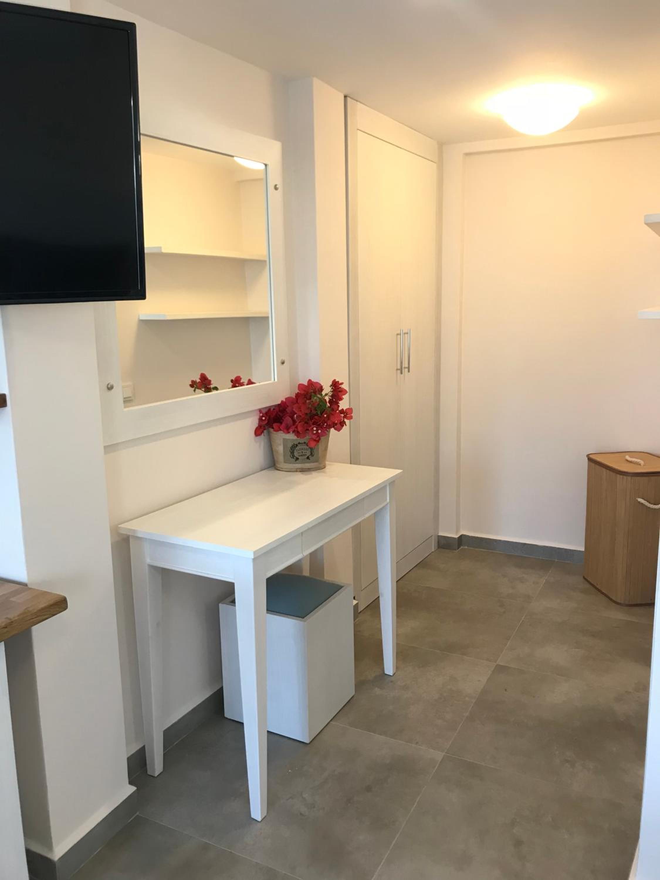 Suite with Balcony - Photo 16