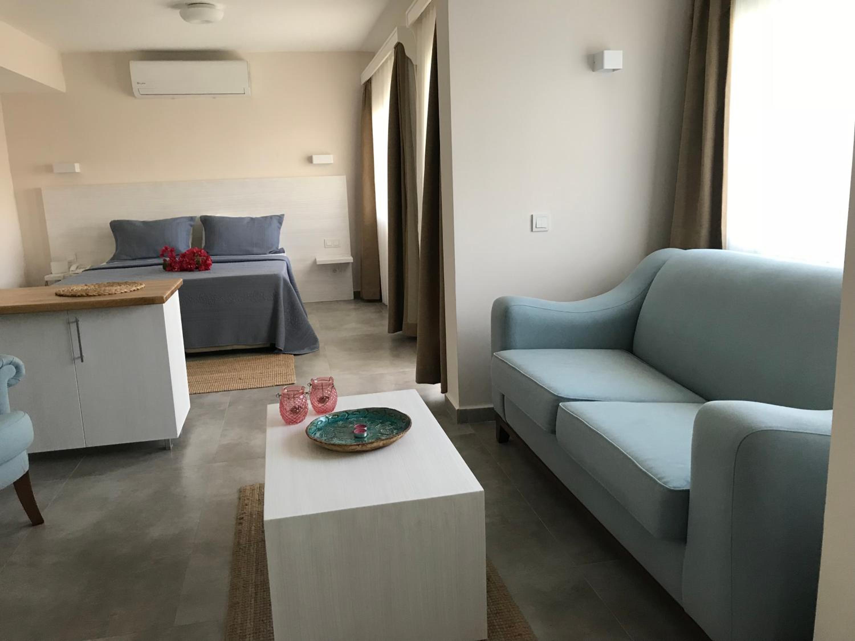 Suite with Balcony - Photo 7