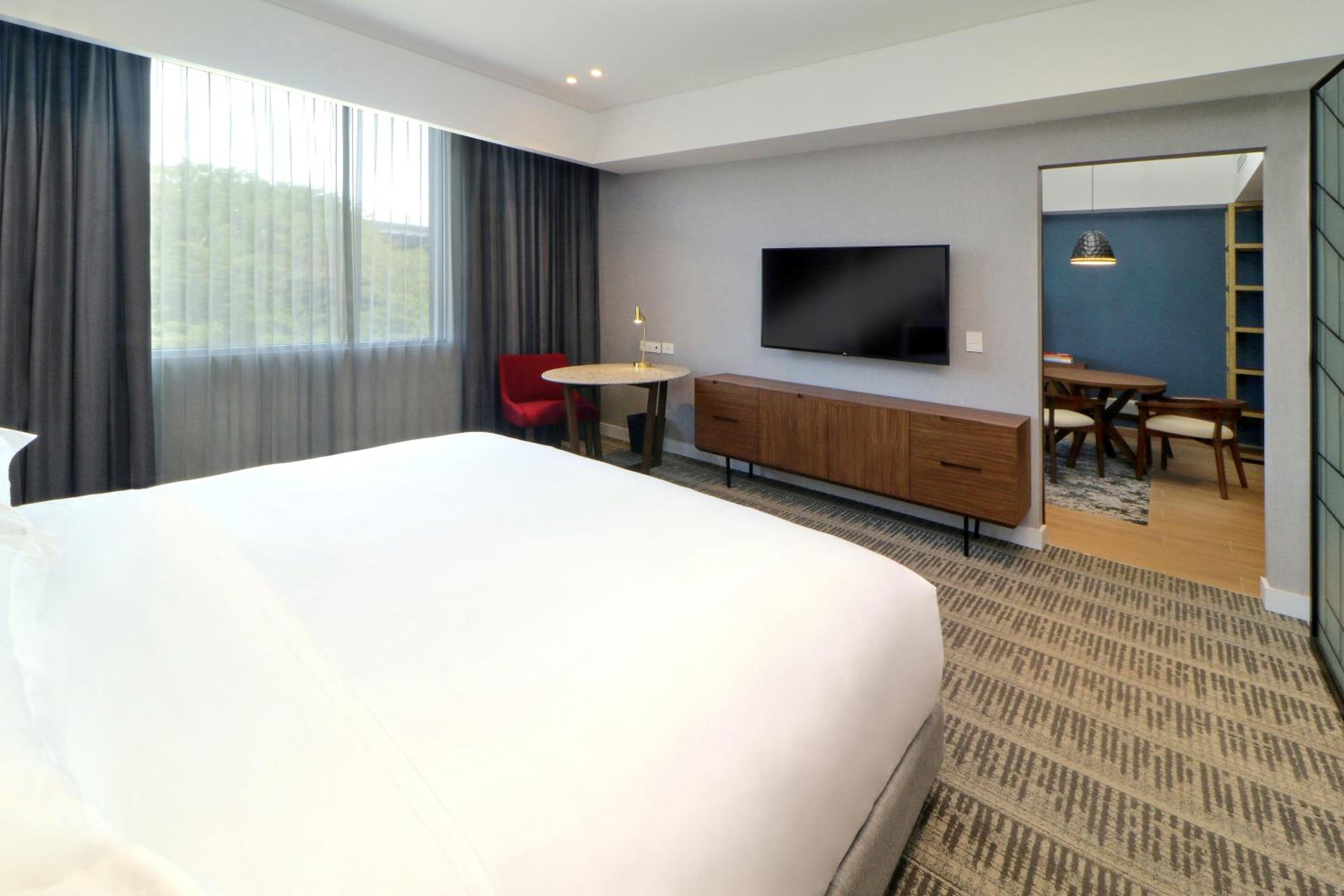 One-Bedroom King Suite - Club Lounge Access - Photo 10