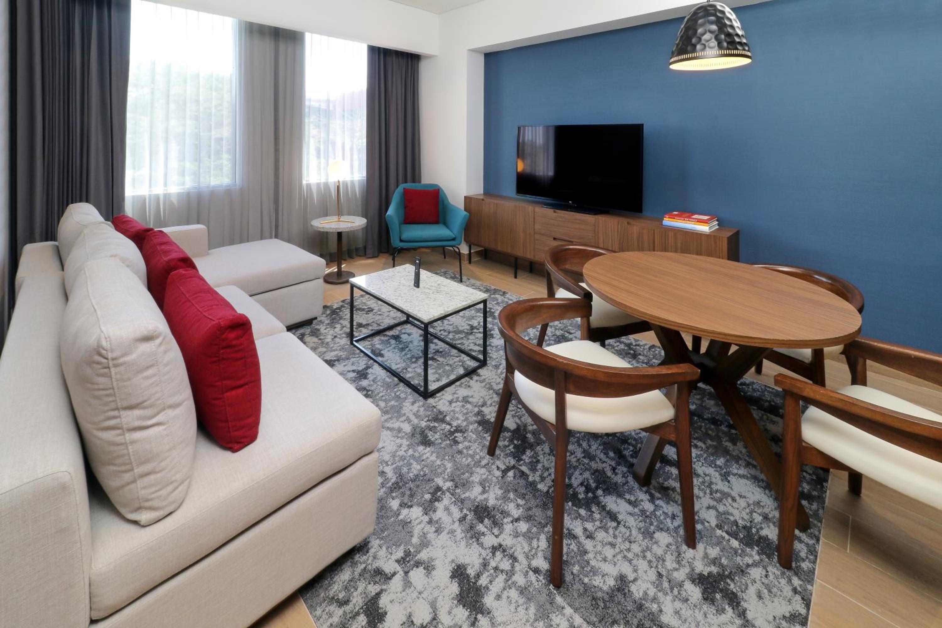 One-Bedroom King Suite - Club Lounge Access - Photo 8