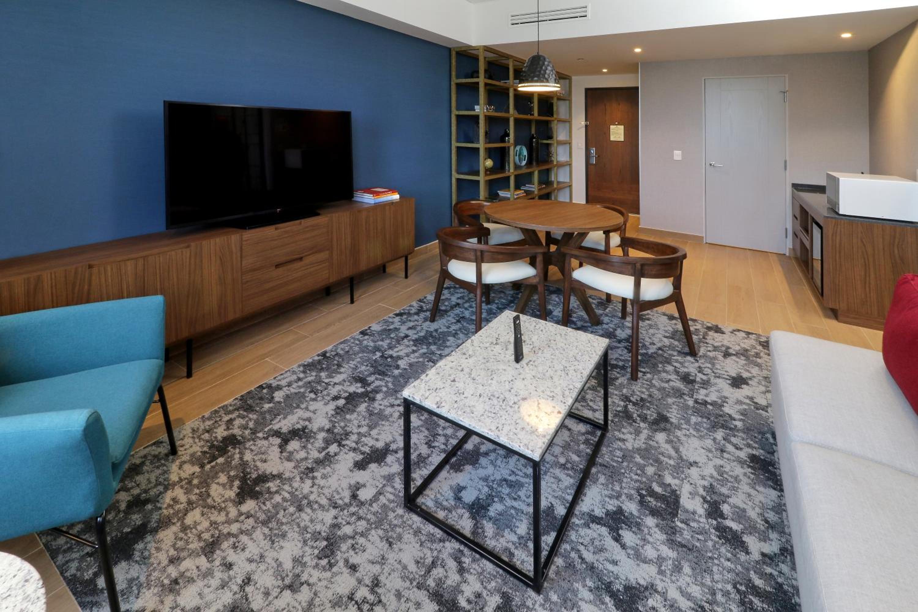 One-Bedroom King Suite - Club Lounge Access - Photo 7
