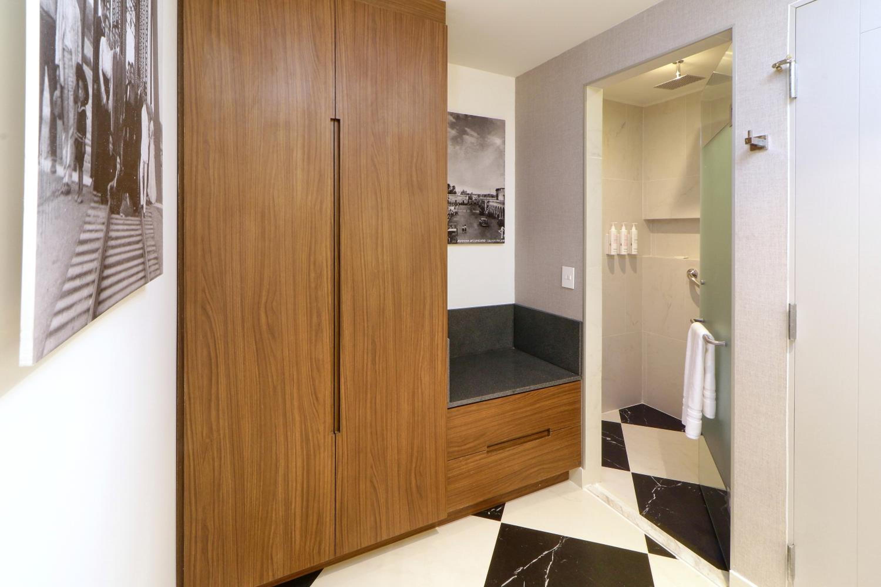 One-Bedroom King Suite - Club Lounge Access - Photo 3