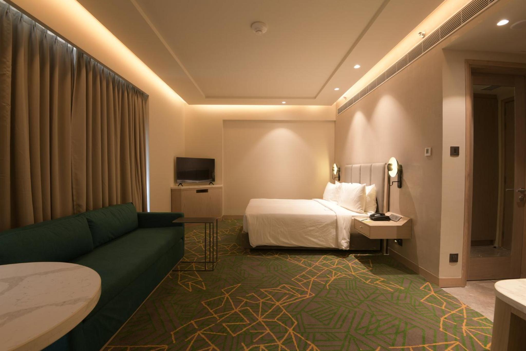 Premium King Room - Photo 4