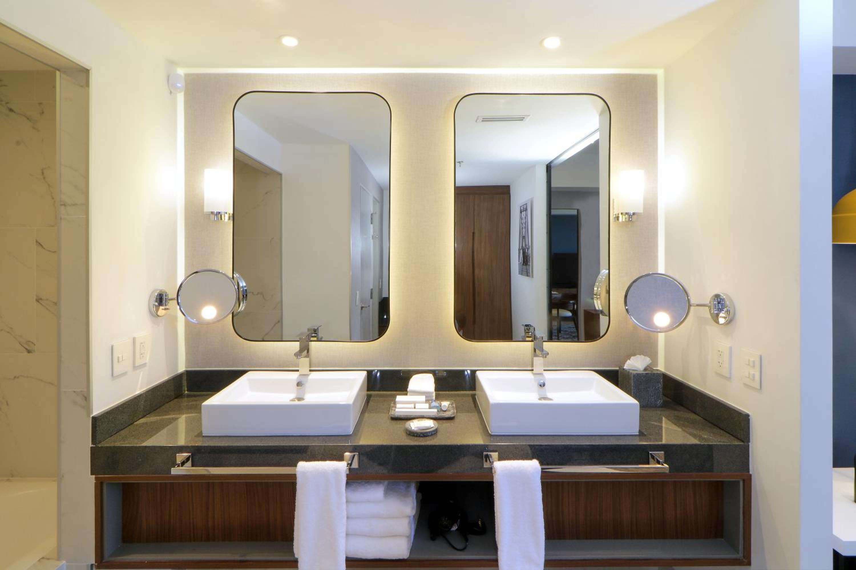 One-Bedroom King Suite - Club Lounge Access - Photo 15