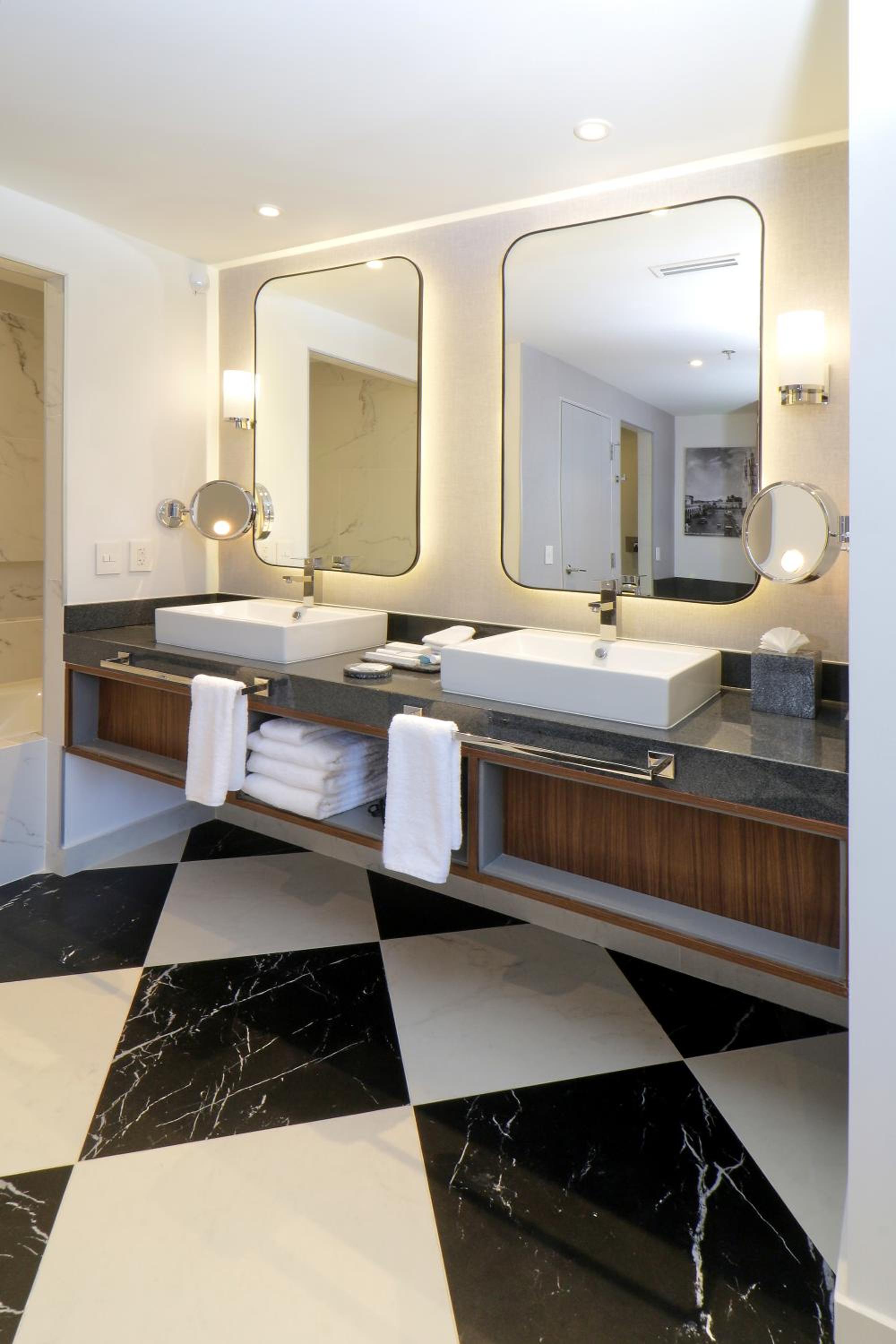 One-Bedroom King Suite - Club Lounge Access - Photo 2