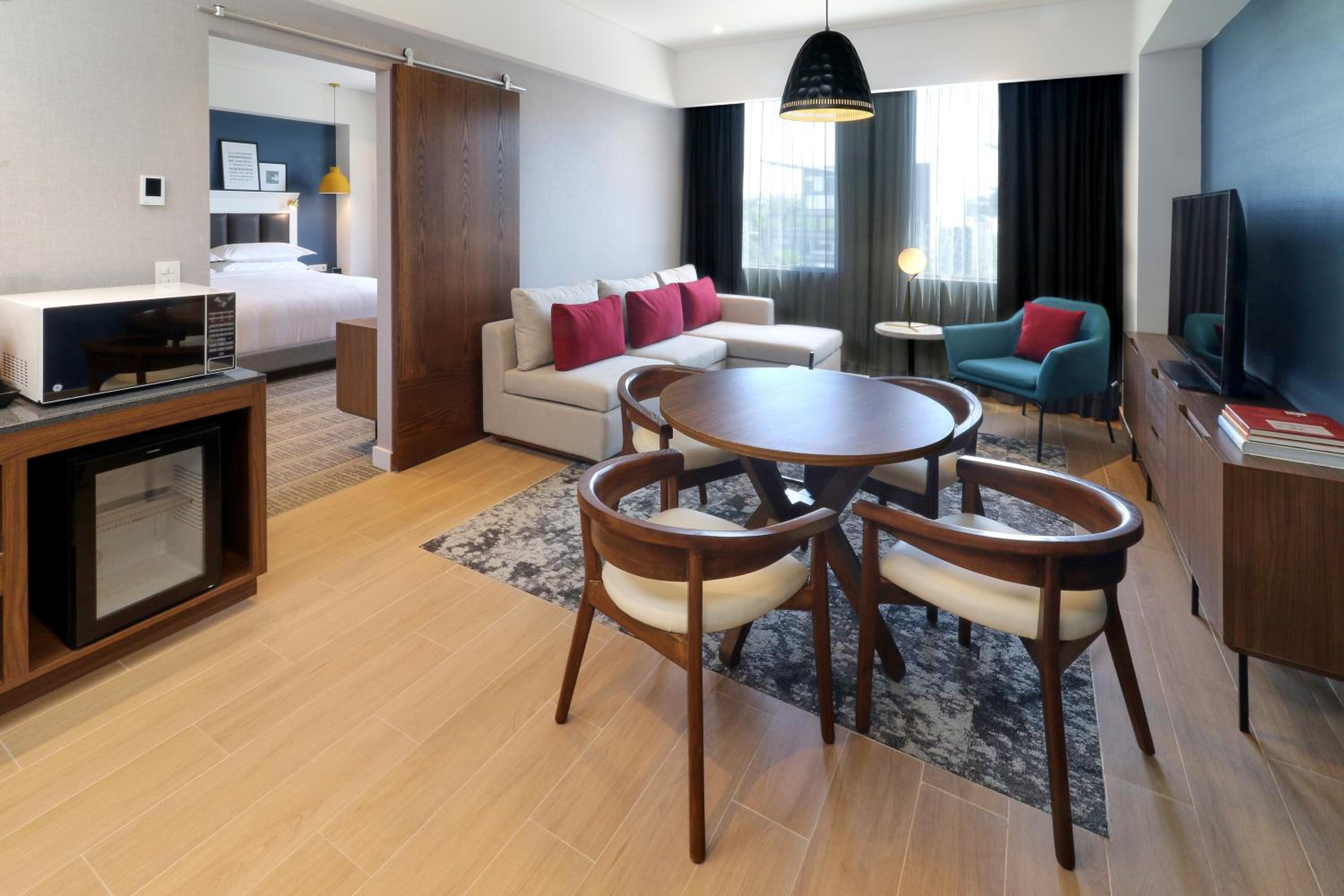 One-Bedroom King Suite - Club Lounge Access - Photo 6