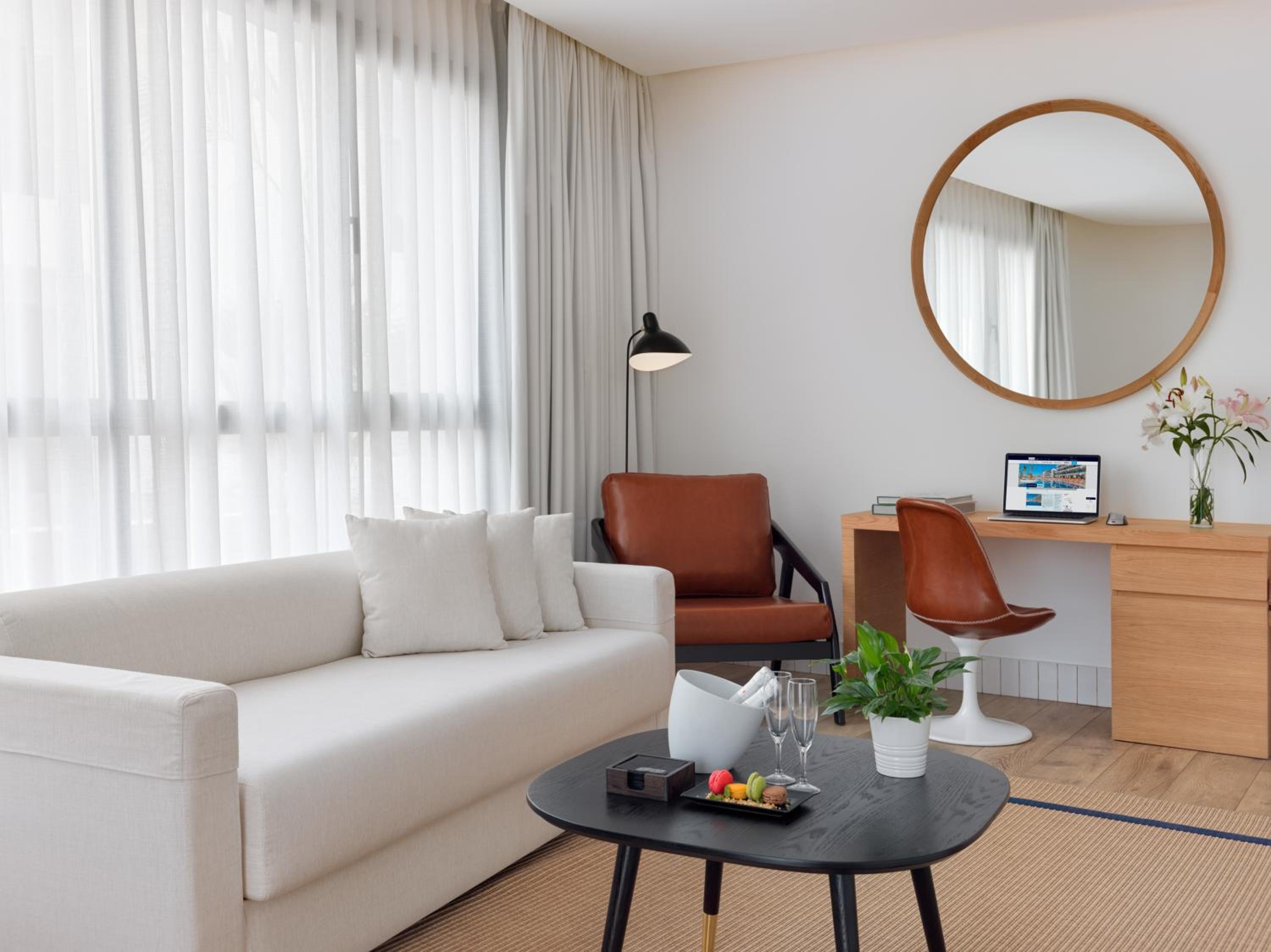 Junior Suite Privilege (2 Adults + 3 Children)
